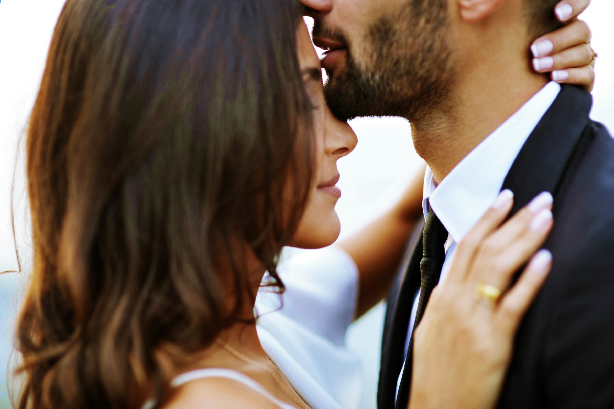 Couple de jeunes mariés s'embrassant | Source : Unsplash
