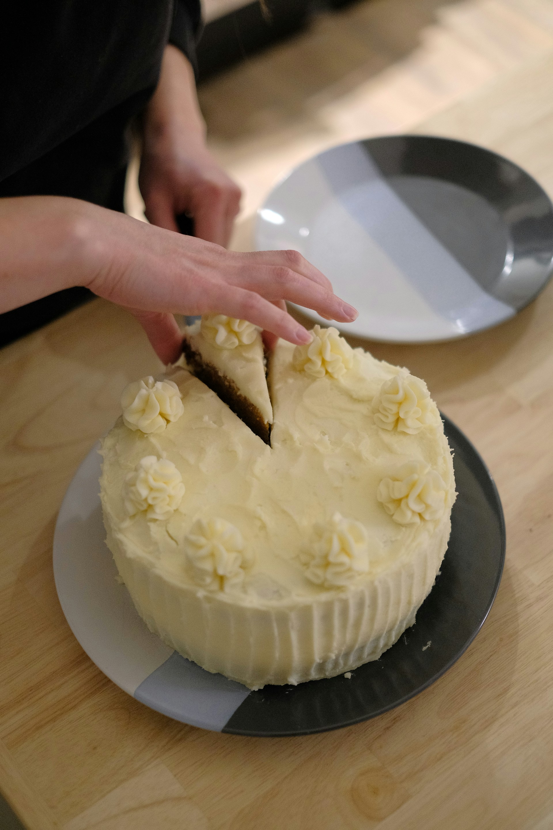 Une femme saisissant une part de gâteau | Source : Unsplash