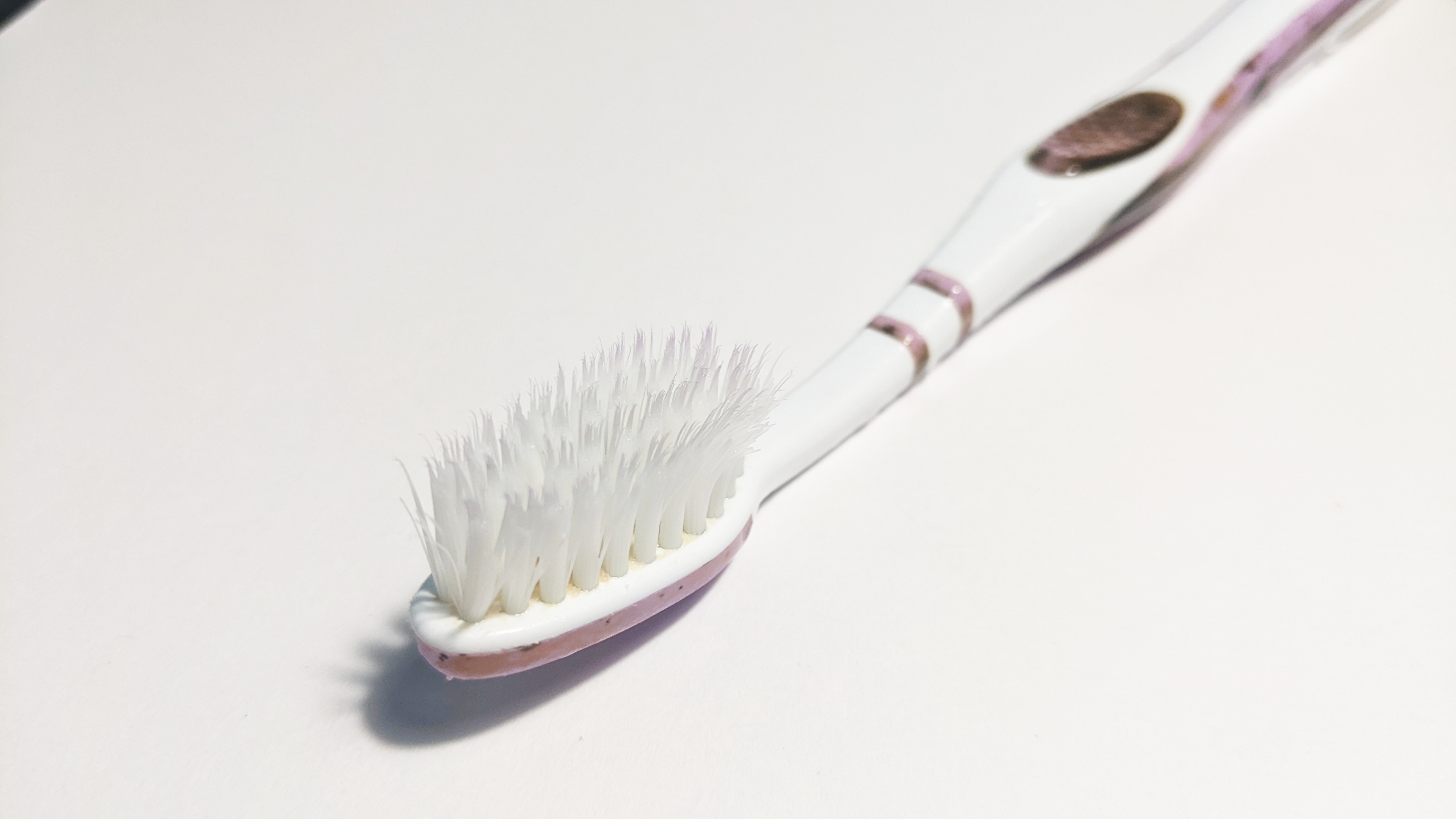 Jason a obligé sa fille à se brosser les dents avec une brosse à dents sale. | Source : Shutterstock