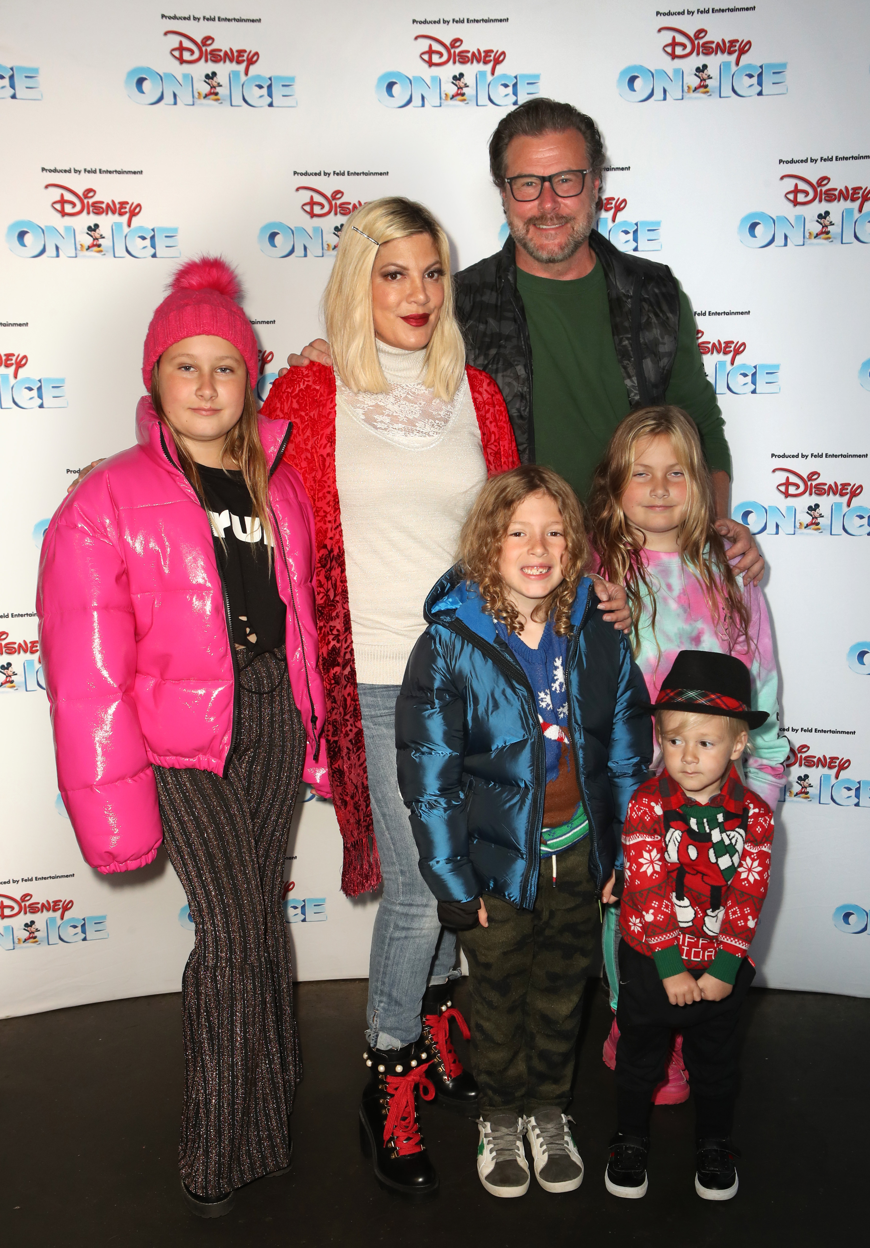 Tori Spelling et Dean McDermott avec leurs enfants Beau, Finn, Hattie, Stella et Liam McDermott lors de l'événement de patinage des célébrités de Disney On Ice Presents Mickey's Search Party Holiday à Los Angeles, en Californie, le 13 décembre 2019 | Source : Getty Images