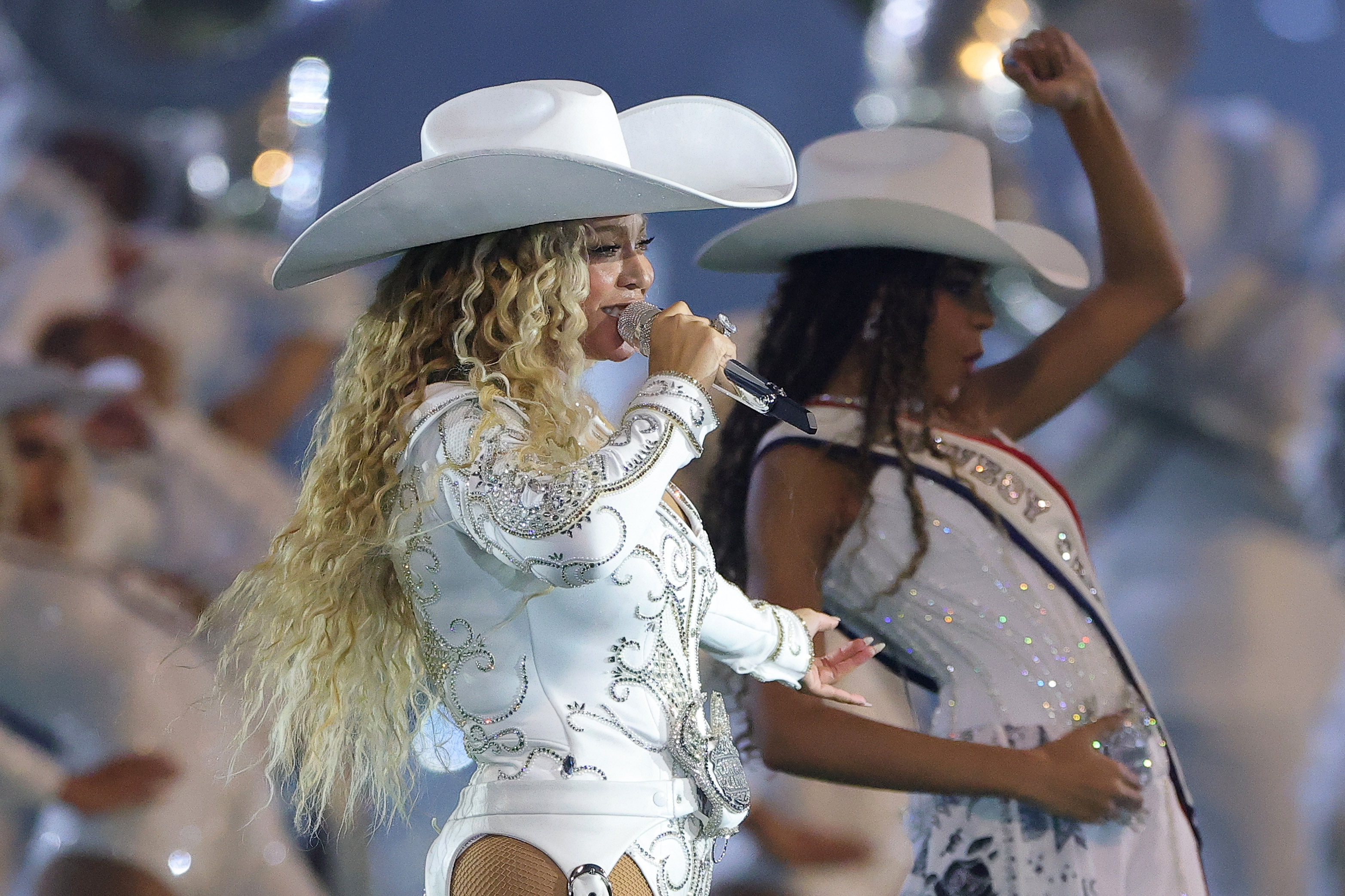 Beyoncé se produit avec Blue Ivy Carter, lors du spectacle de la mi-temps du match entre les Baltimore Ravens et les Houston Texans au NRG Stadium de Houston, Texas, le 25 décembre 2024 | Source : Getty Images