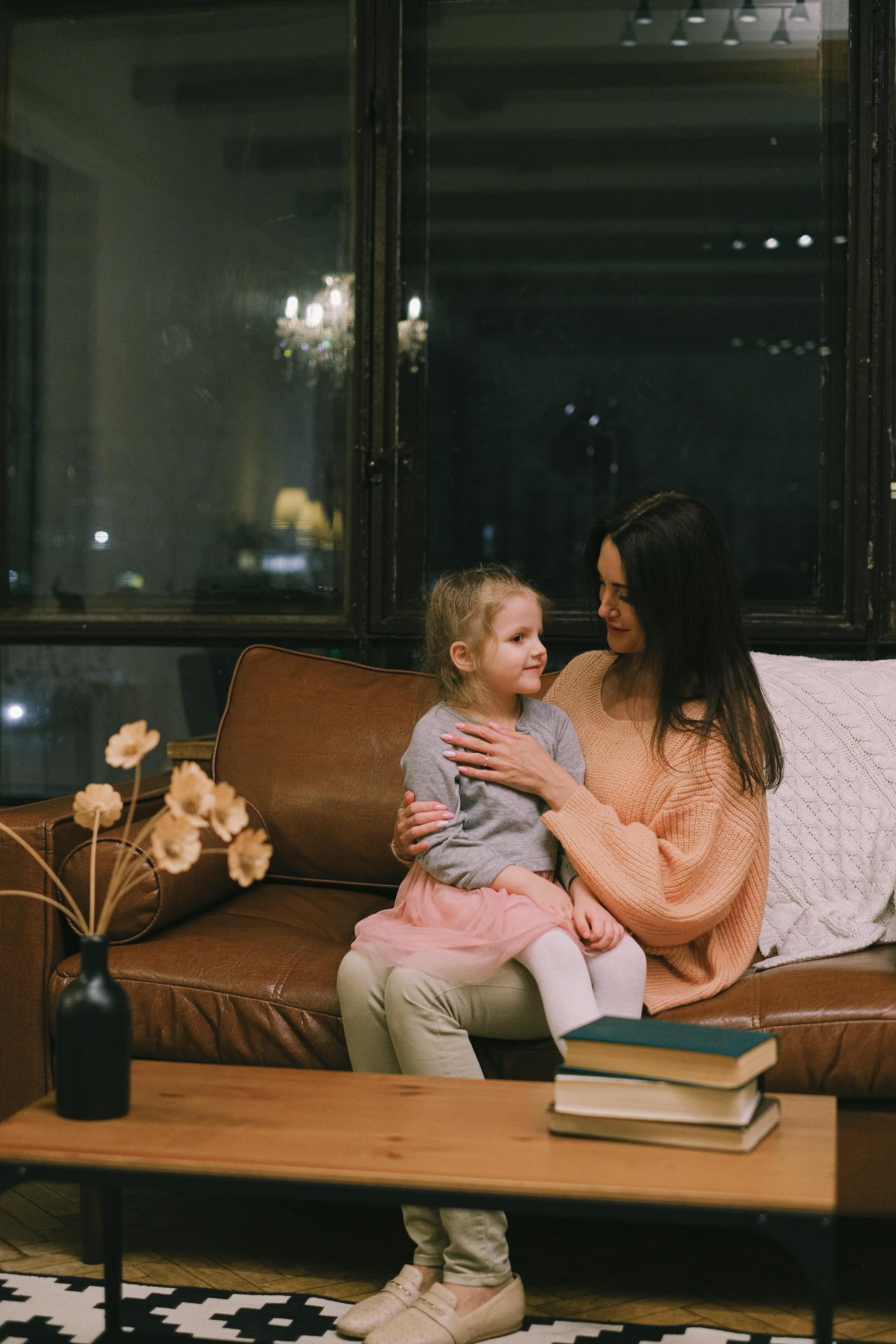 Une petite fille assise sur les genoux de sa mère | Source : Pexels