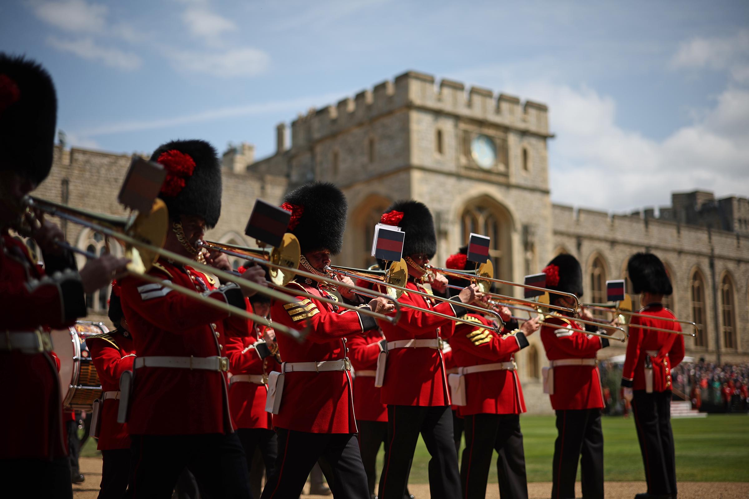 L'orchestre des Coldstream Guards joue pendant la cérémonie de remise des nouveaux drapeaux aux 1er et 2e bataillons (compagnie numéro 7) des Coldstream Guards au château de Windsor, le 14 juin 2025, à Windsor, en Angleterre | Source : Getty Images