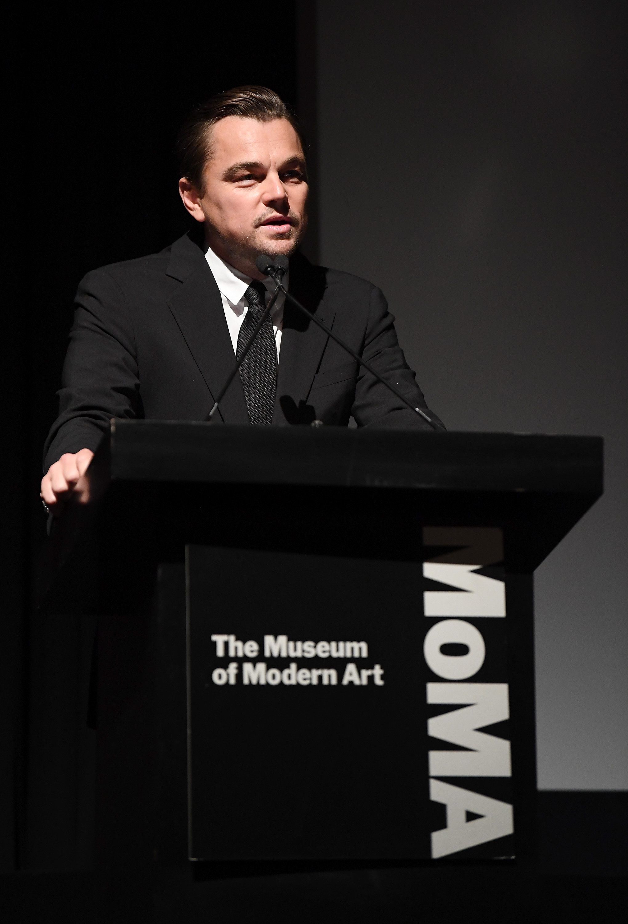 Leonardo DiCaprio prend la parole lors de la soirée cinématographique du Museum Of Modern Art, le 19 novembre 2018 | Source : Getty Images