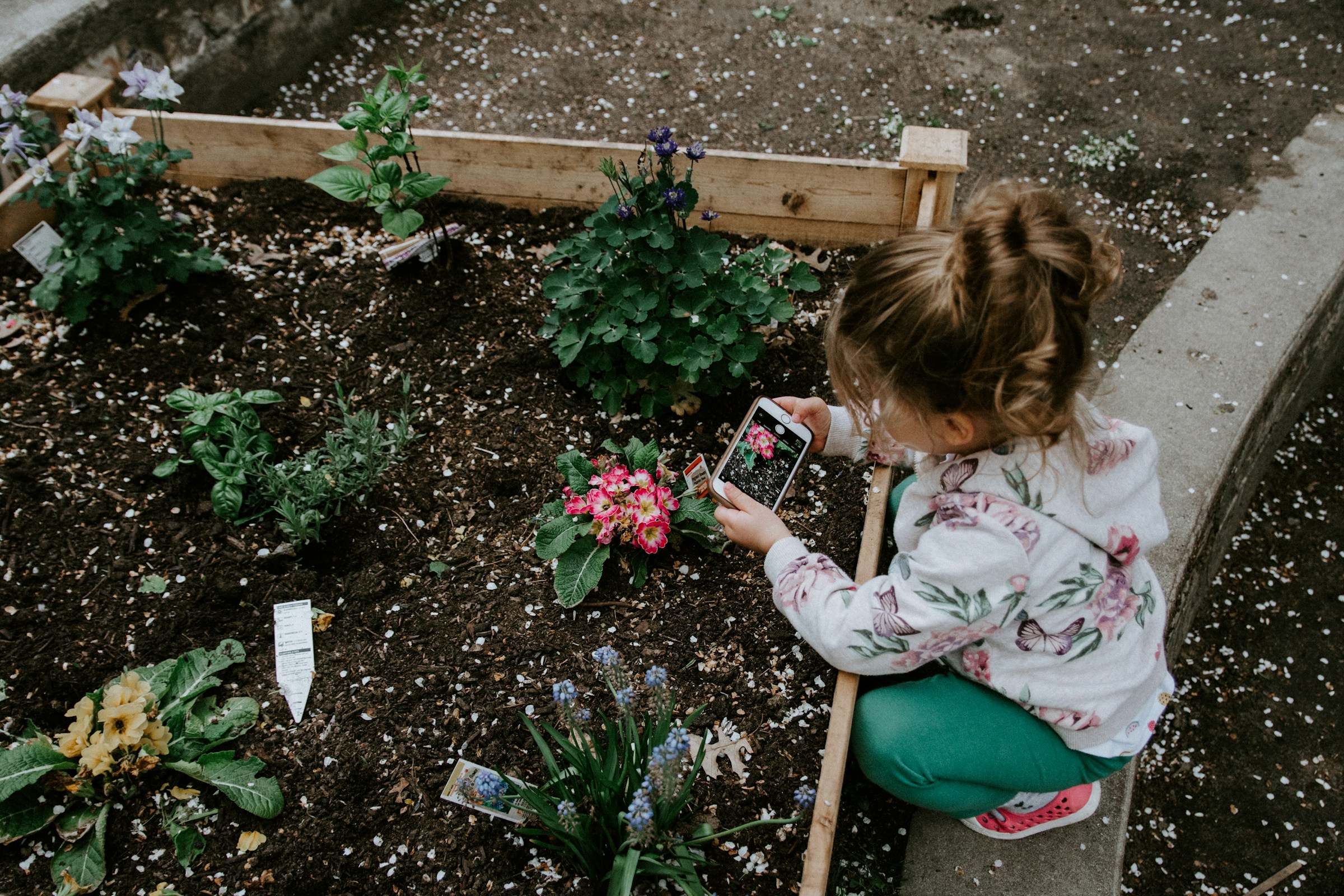 Une petite fille dans un jardin | Source : Unsplash