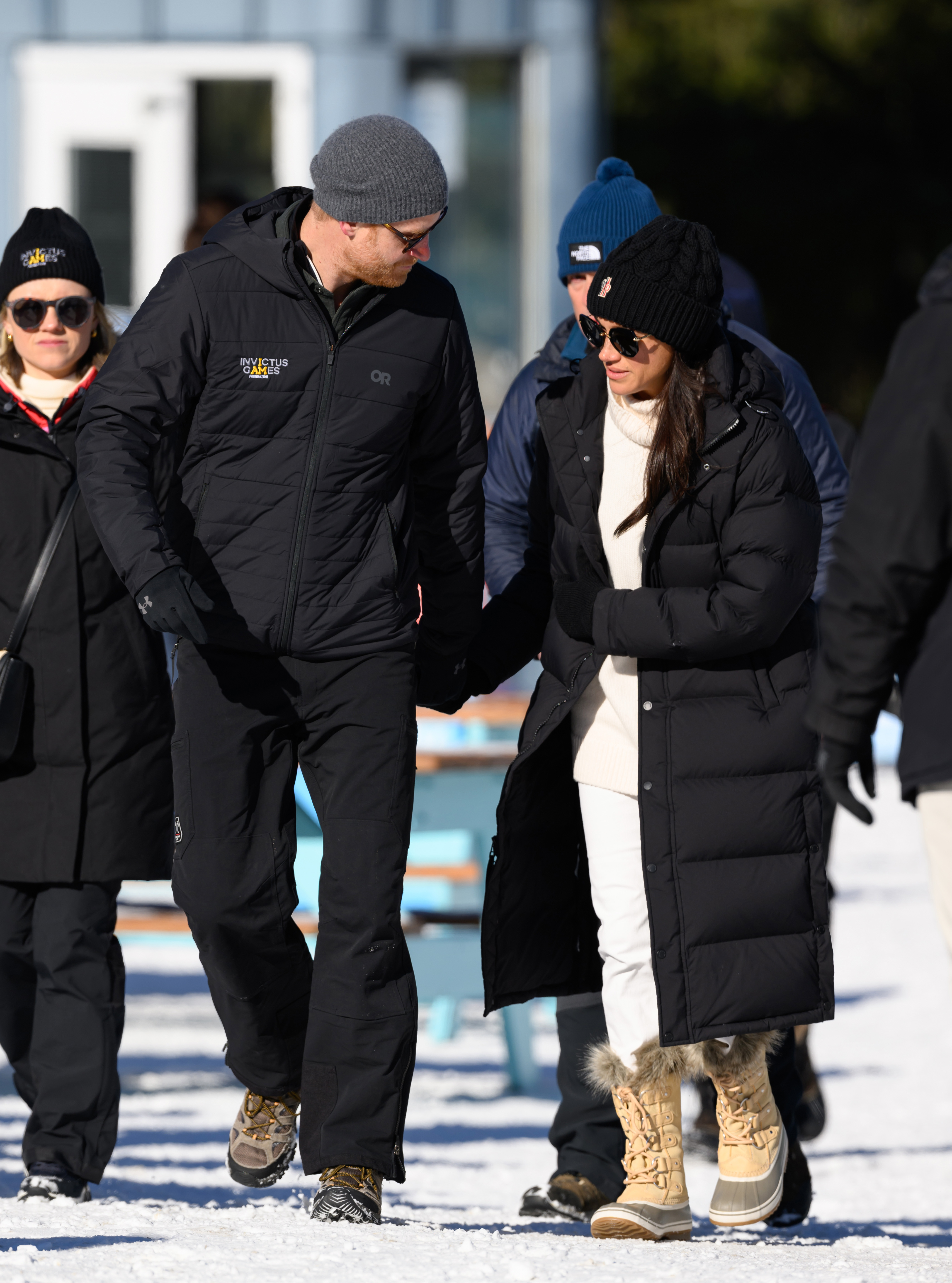 Le prince Harry, duc de Sussex, et Meghan, duchesse de Sussex, assistent à une activité de descente en chambre à air pour la famille et les amis lors de la troisième journée des Jeux Invictus 2025 à Whistler, en Colombie-Britannique, le 11 février 2025 | Source : Getty Images