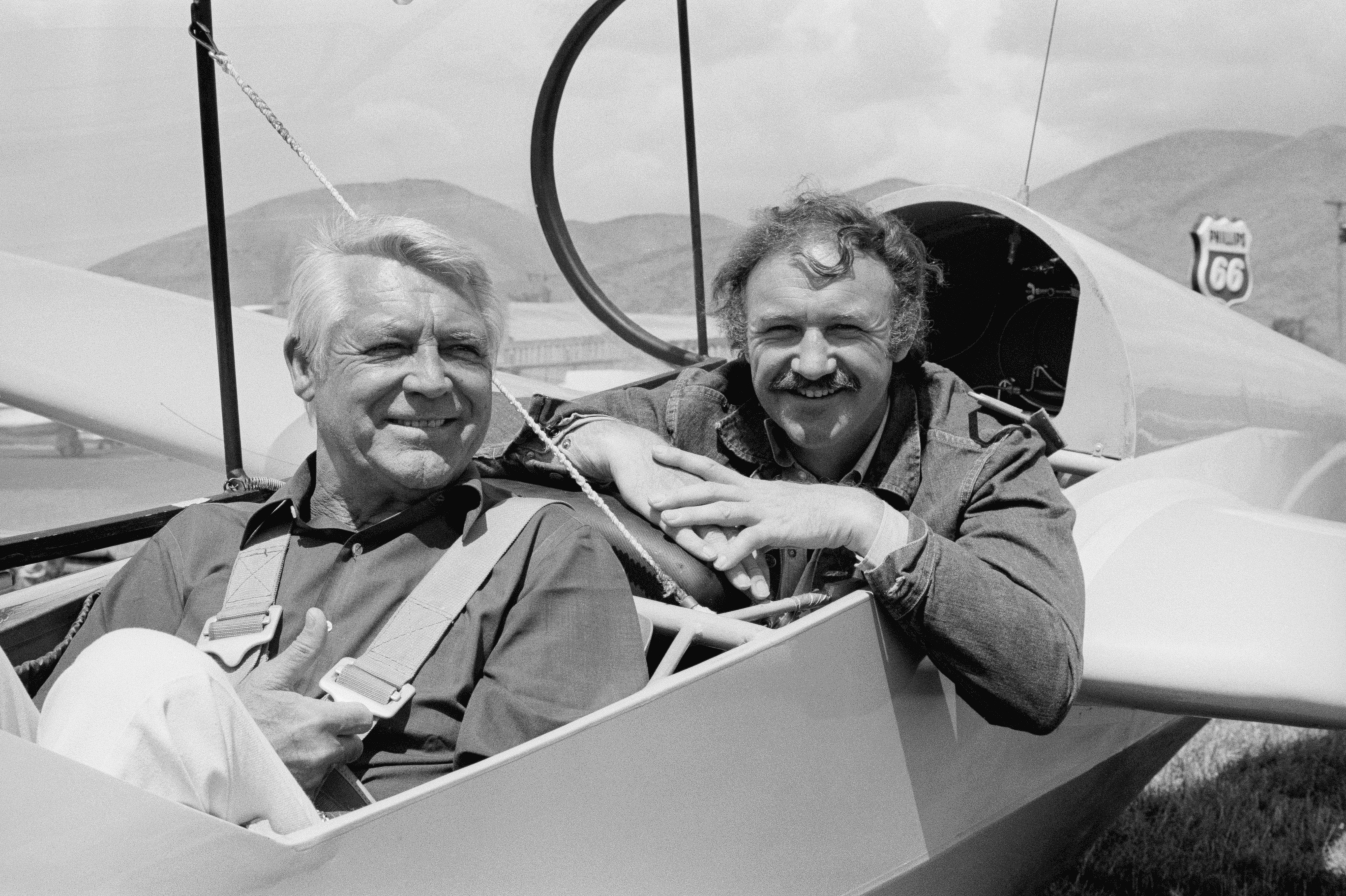 Cary Grant et Gene Hackman dans un planeur pendant le festival du film Brut, vers août 1973 | Source : Getty Images