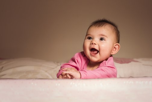 Un bébé qui sourit | Photo : Pixabay