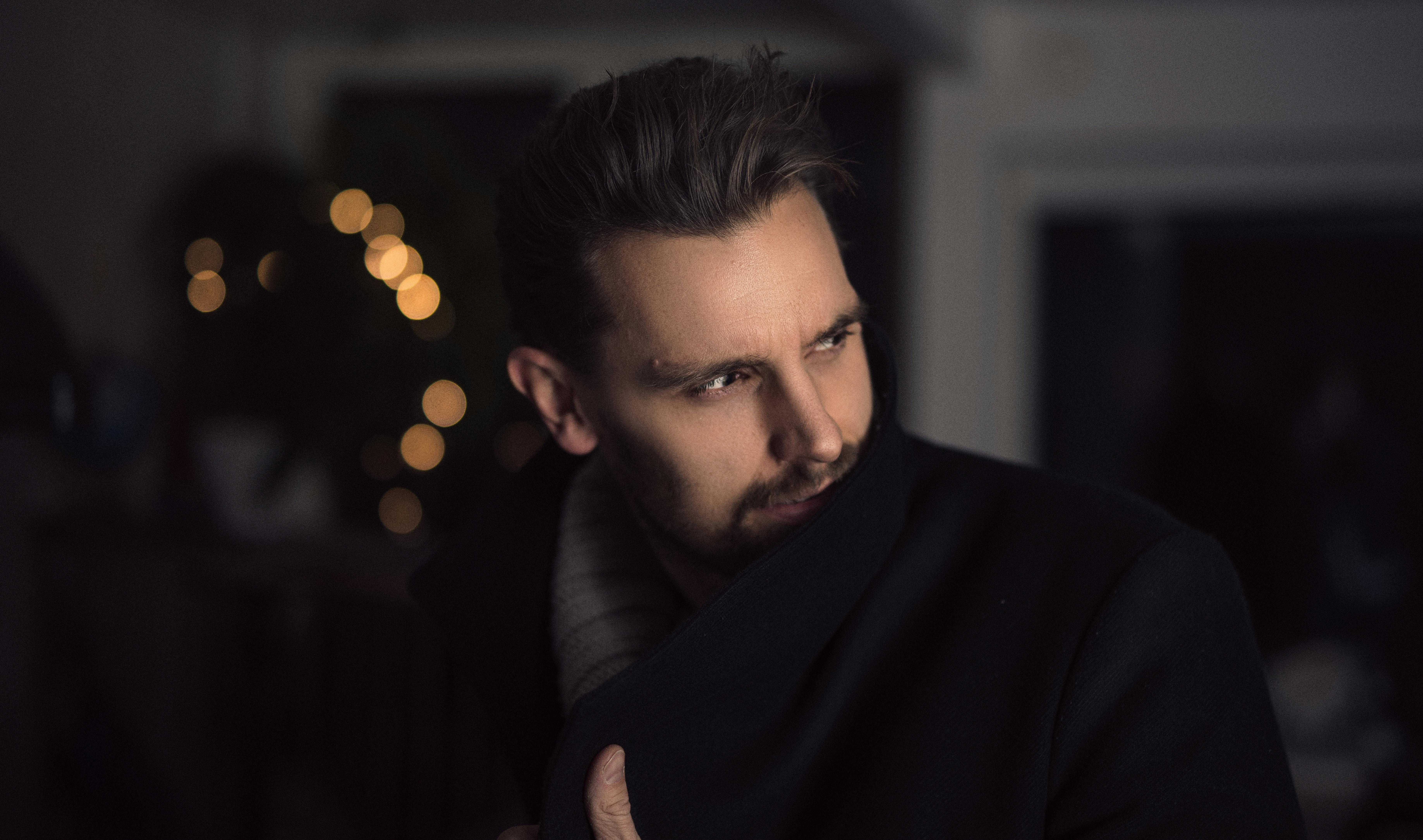 Un homme en manteau noir | Source : Pexels