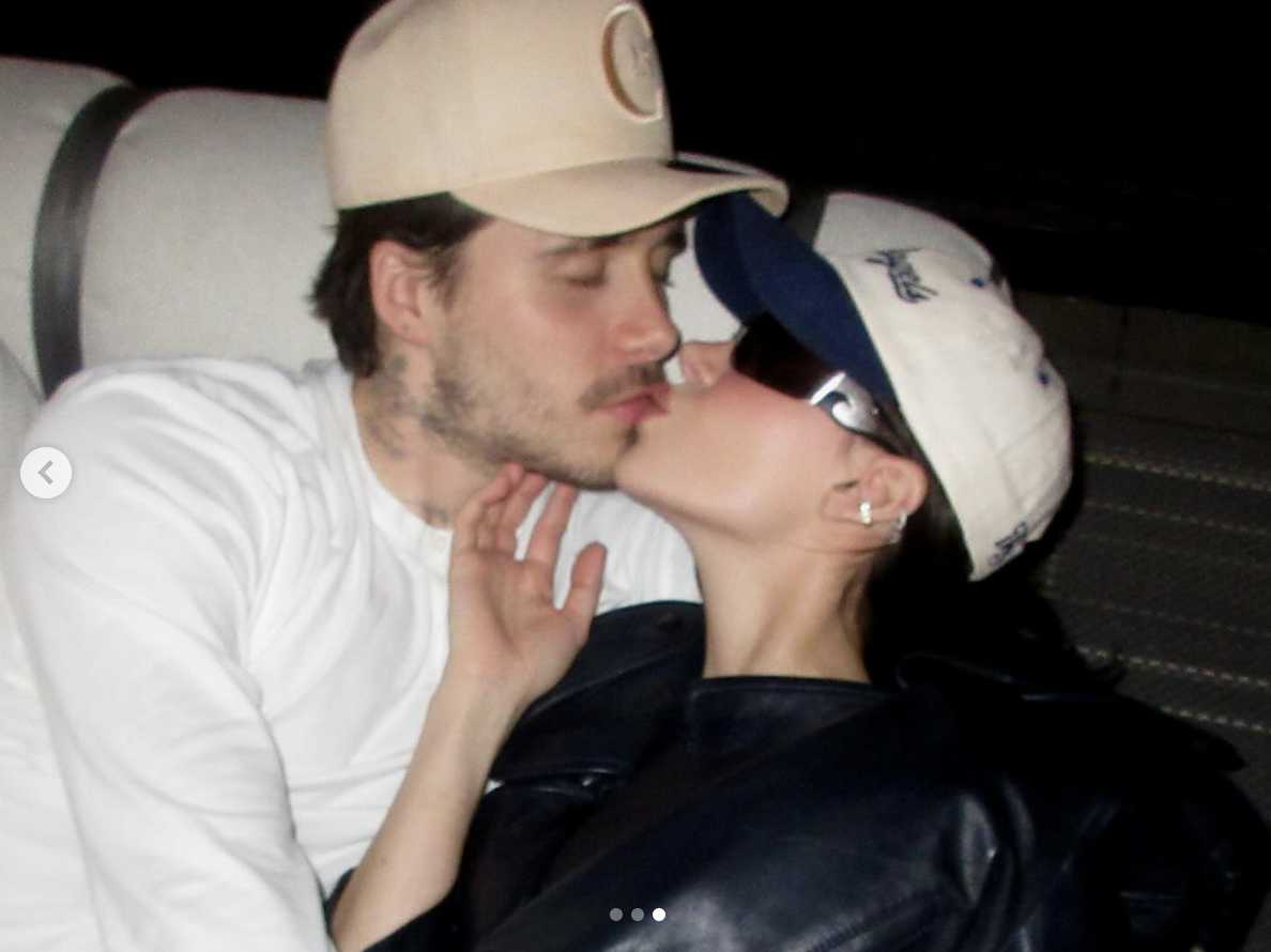 Brooklyn Beckham et Nicola Peltz s'embrassent, comme on peut le voir sur une photo datée du 29 avril 2025 | Source : Instagram/brooklynpeltzbeckham
