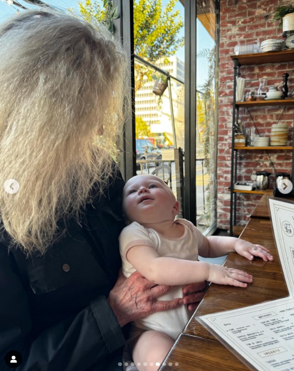 Ireland Baldwin et sa petite fille dans un post daté du 12 mai 2024 | Source : Instagram/irelandirelandireland