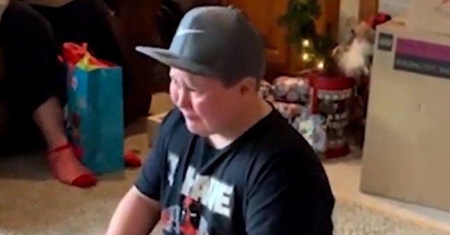 Garçon qui a fondu en larmes après avoir découvert qu'il avait été adopté en cadeau. | Photo : Facebook/GoodMorningAmerica