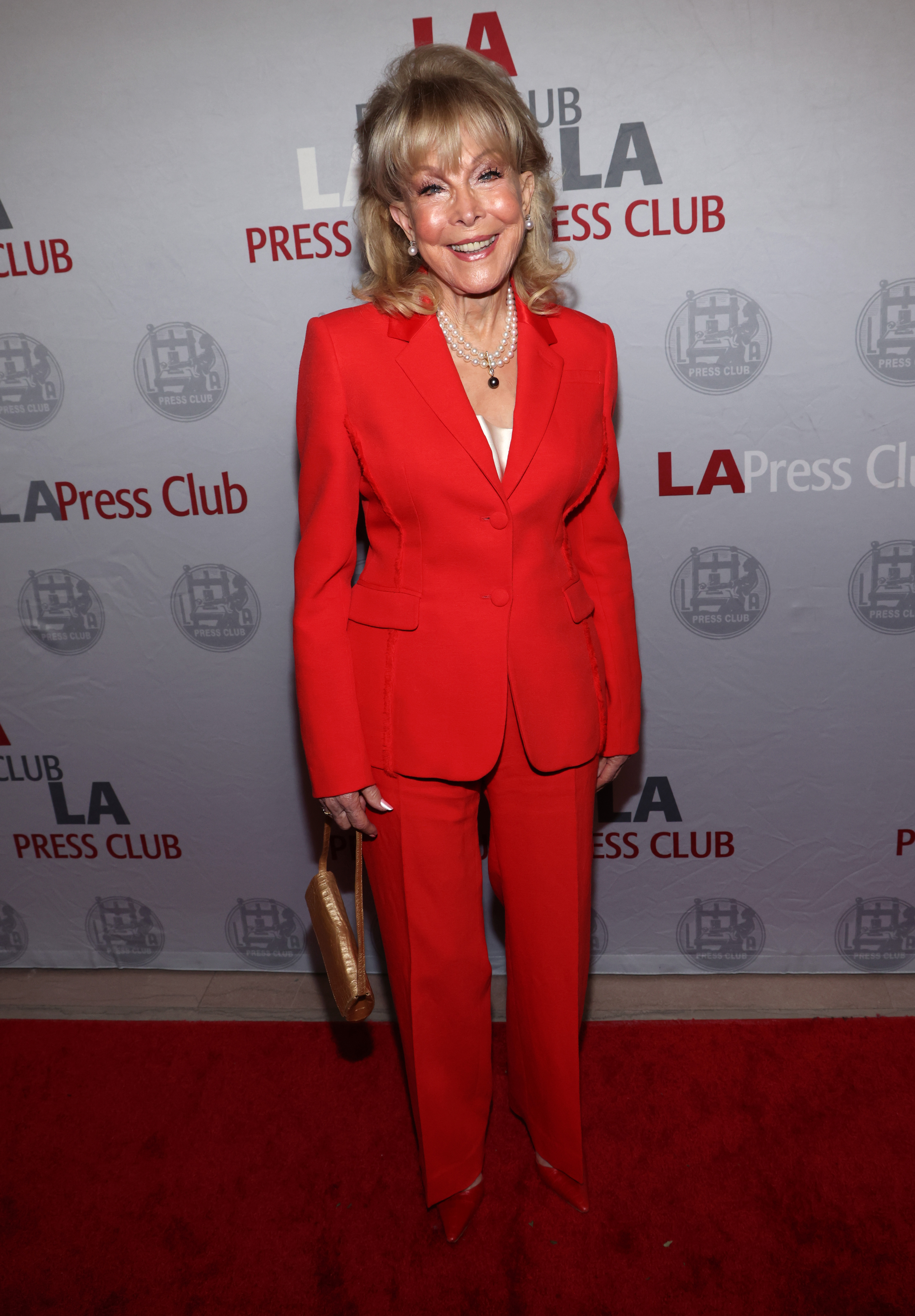 Barbara Eden assiste au 16e gala annuel des prix du journalisme national des arts et du divertissement à Los Angeles, en Californie, le 3 décembre 2023. | Source : Getty Images