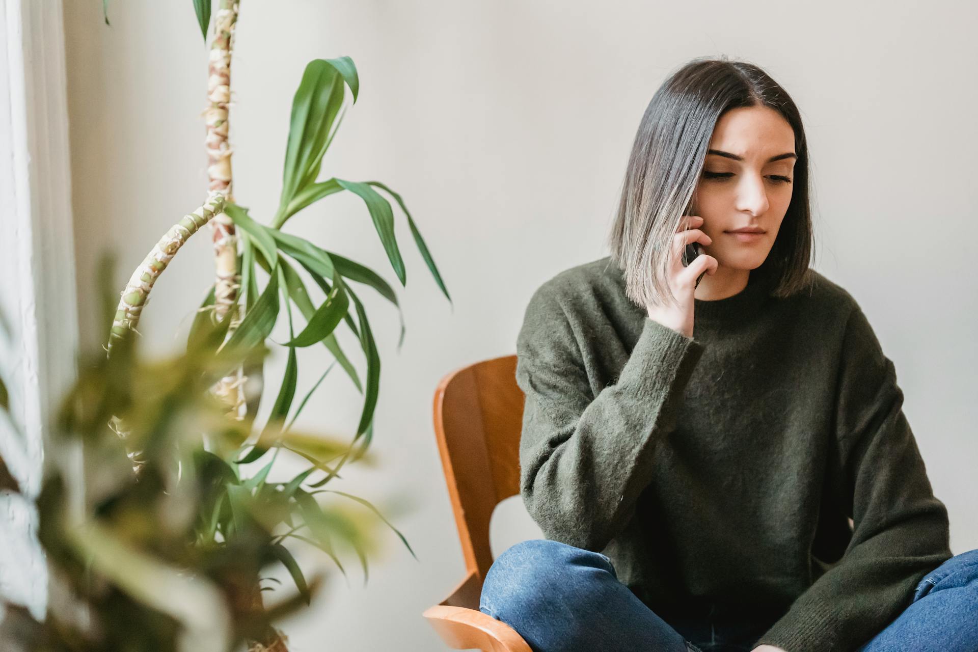 Une femme qui parle au téléphone | Source : Pexels
