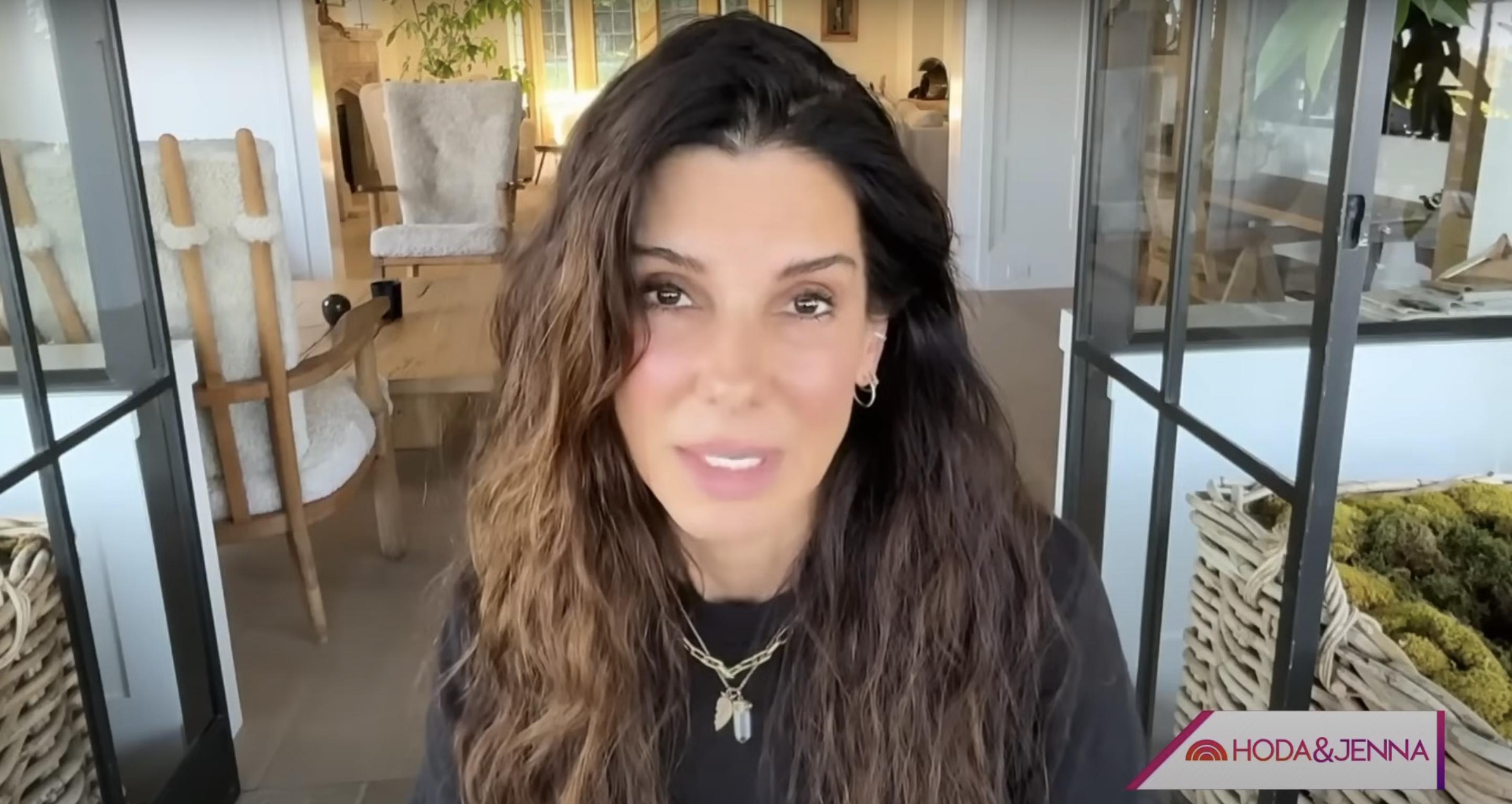 Une capture d'écran de Sandra Bullock souhaitant un joyeux anniversaire à Hoda Kotb dans une vidéo postée le 12 août 2024 | Source : YouTube/@HodaAndJenna