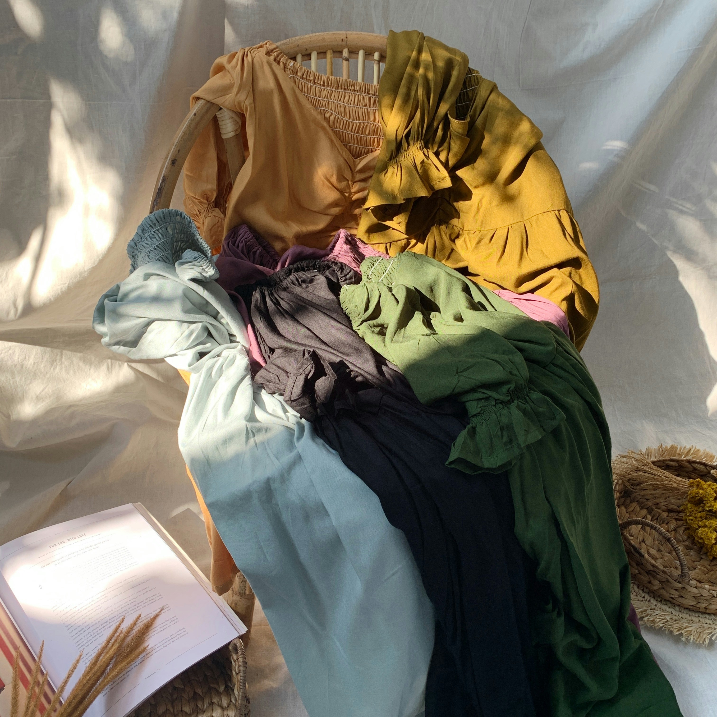 Du linge sur une chaise | Source : Unsplash