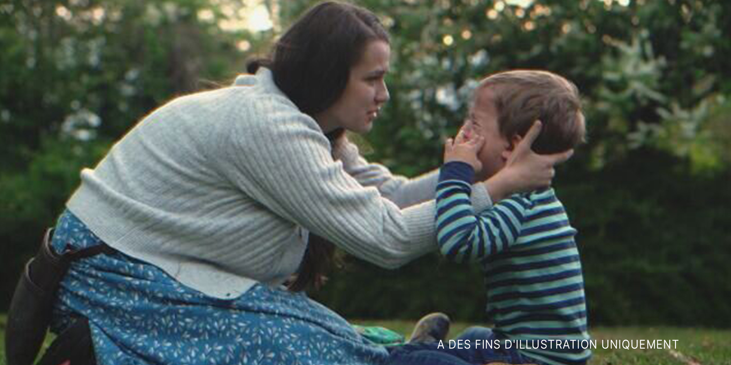 Une femme console un petit garçon. | Source : Shutterstock