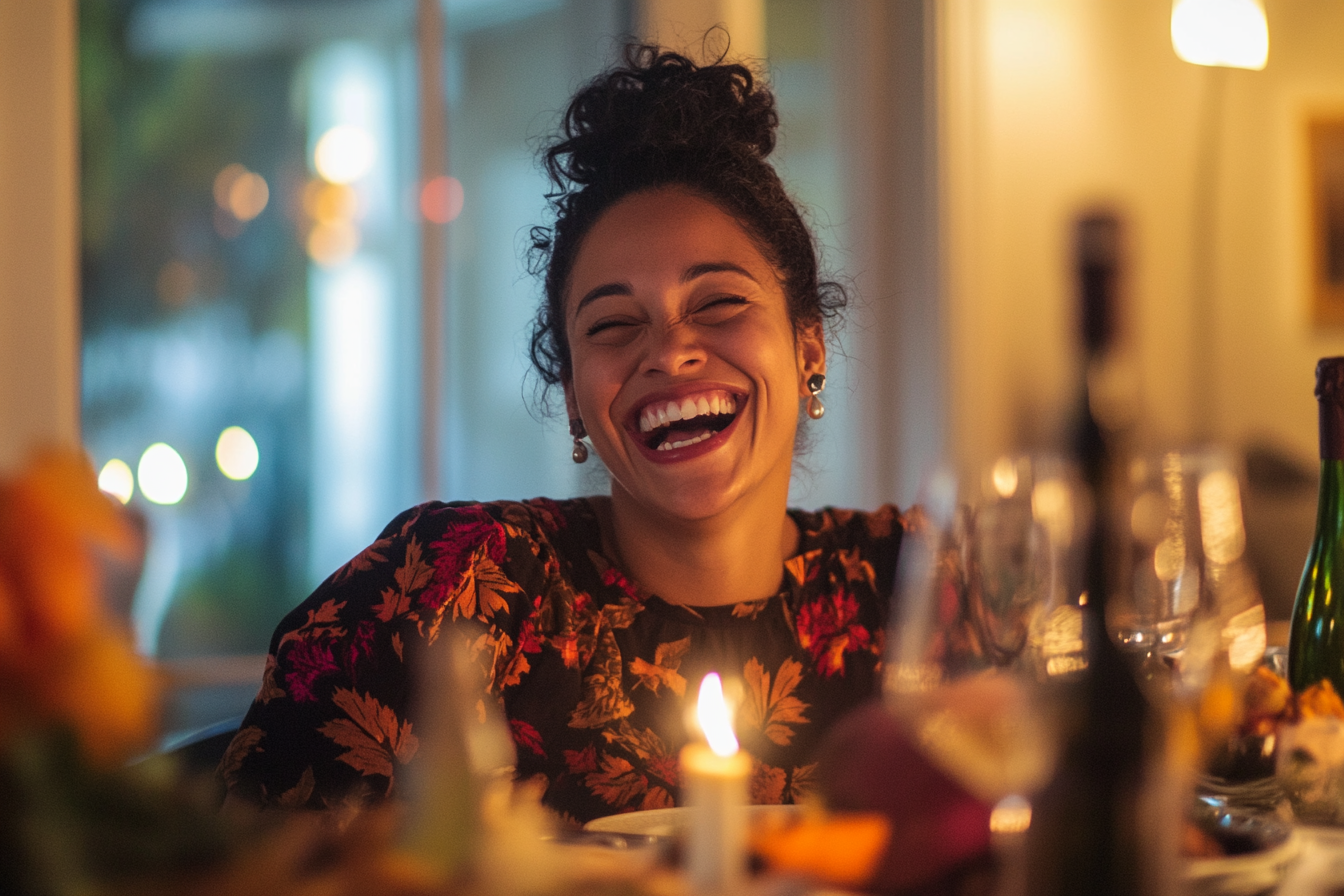 Une femme qui rit à la table du dîner | Source : Midjourney