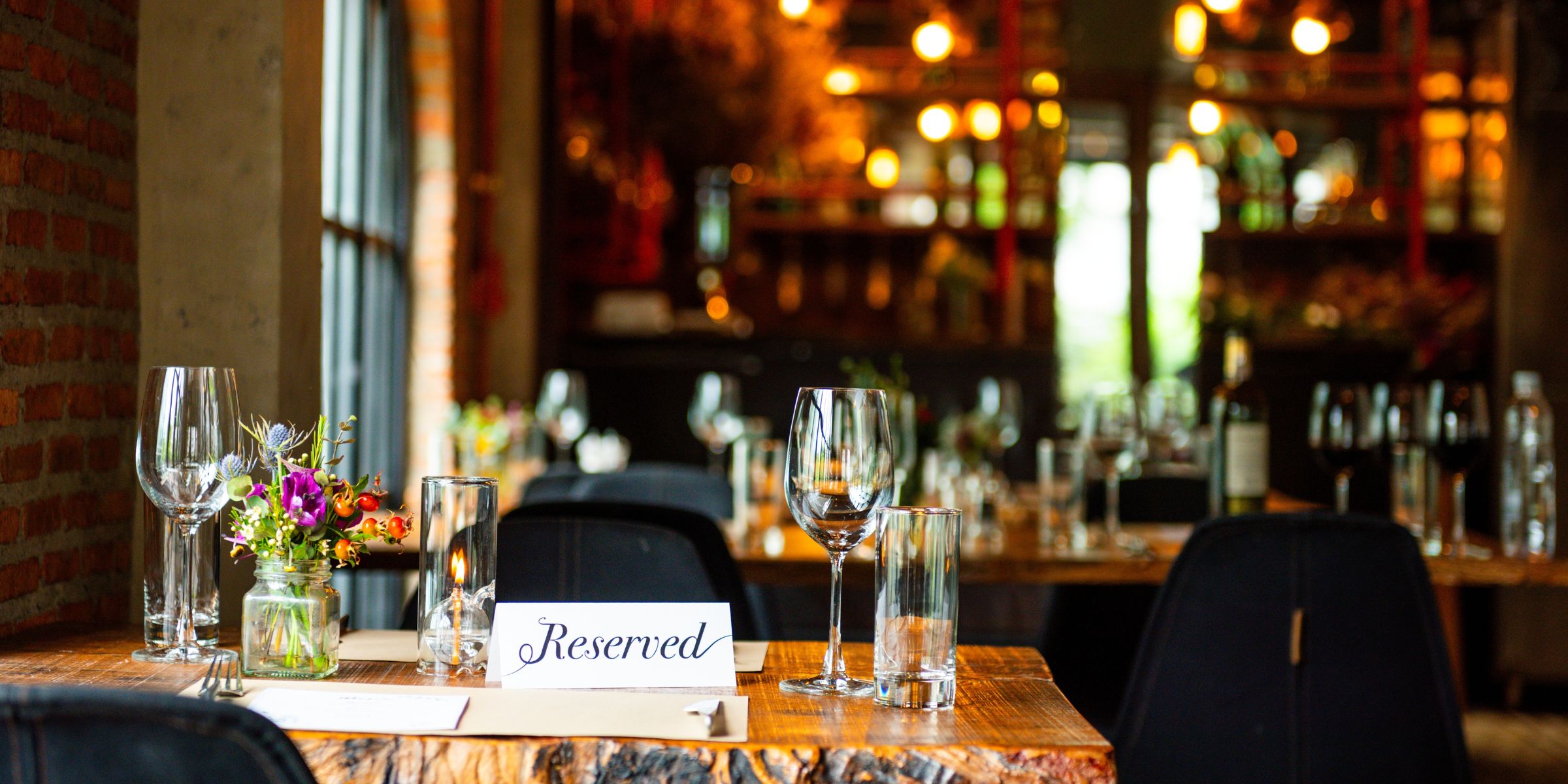 Un resto sympa avec une pancarte « Réservé » posée sur une table | Source : Shutterstock