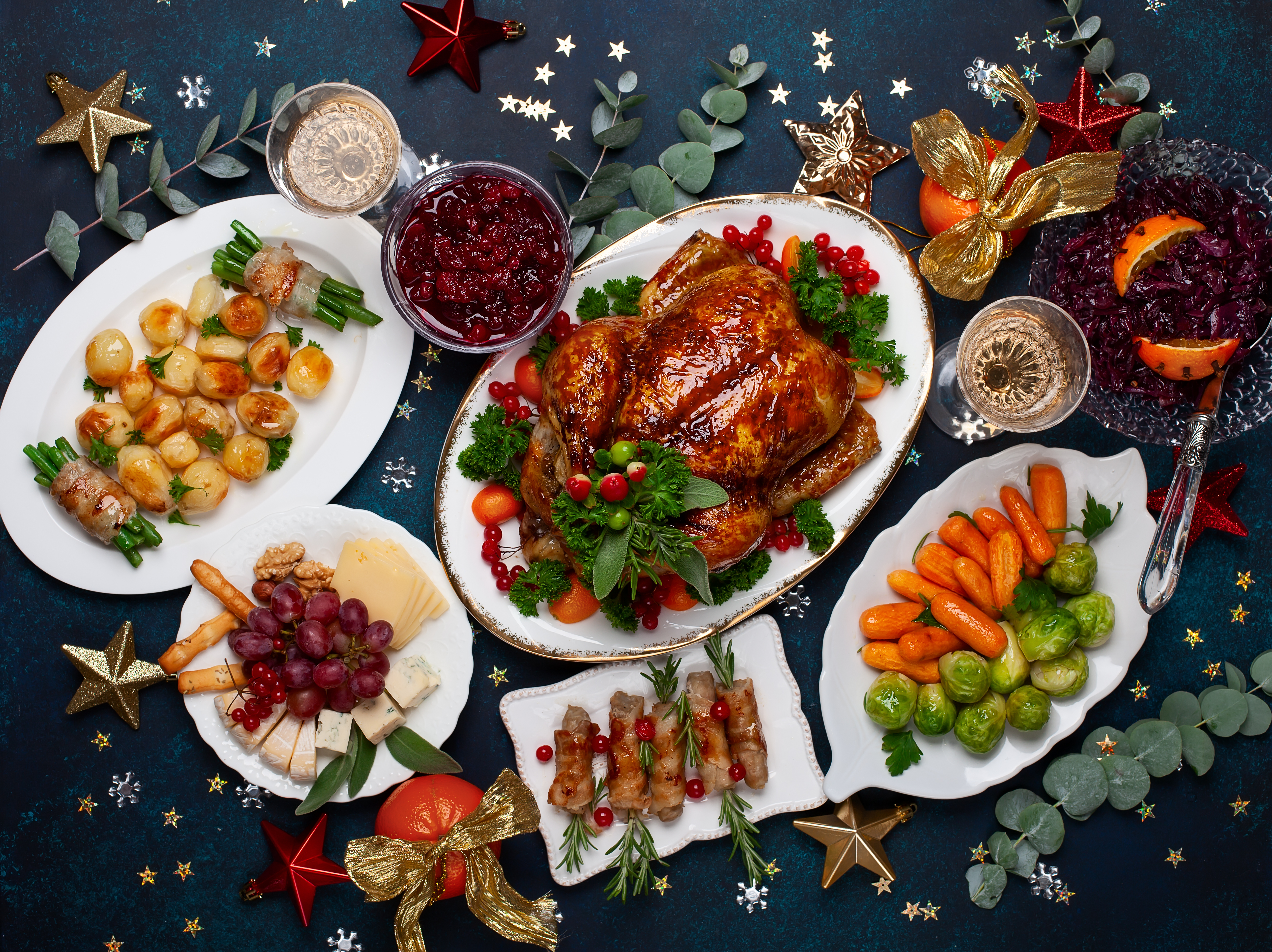 Un repas de Noël sur une table décorée | Source : Shutterstock