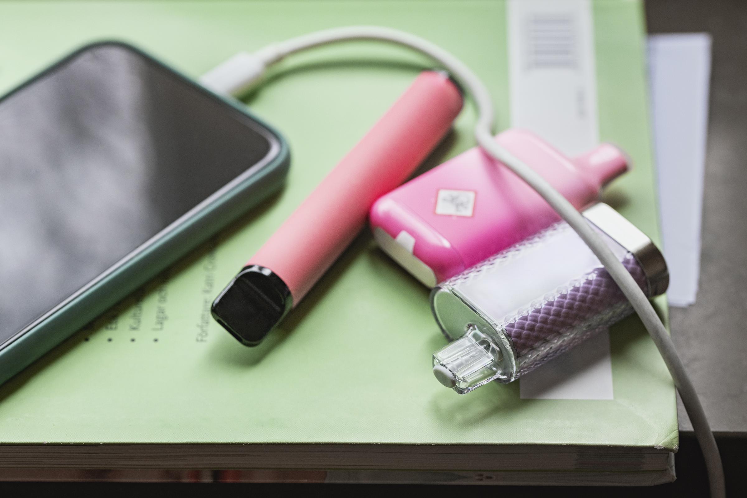 Différentes e-cigarettes et vapes | Source : Getty Images