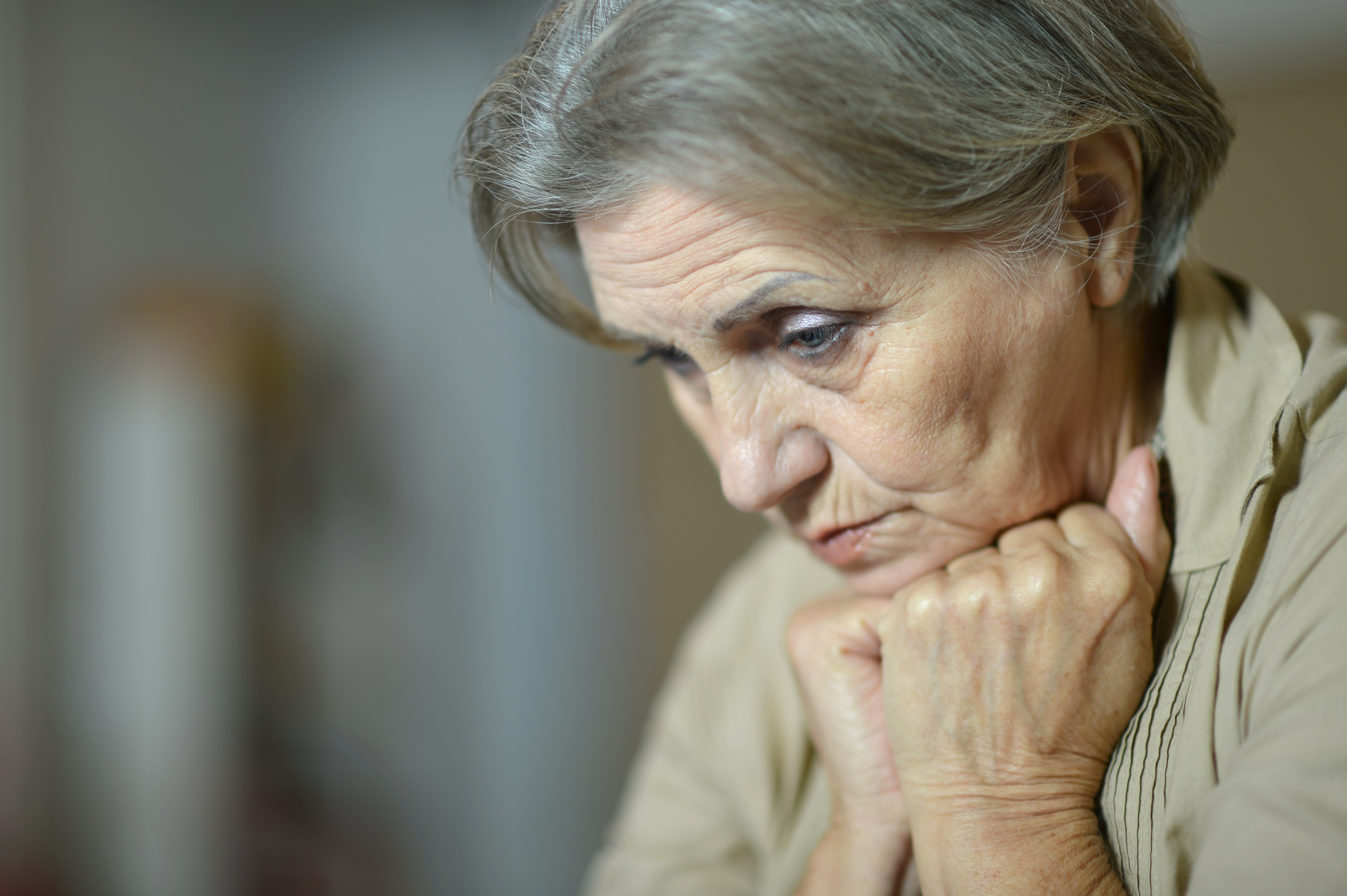 Une femme âgée triste | Source : Shutterstock