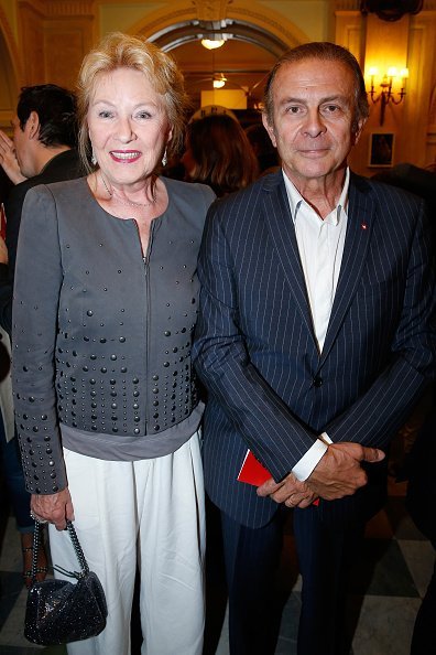 L'acteur Roland Giraud et sa femme Maaike Jansen au Théâtre Edouard VII le 15 septembre 2014 à Paris, France. | Photo : Getty Images