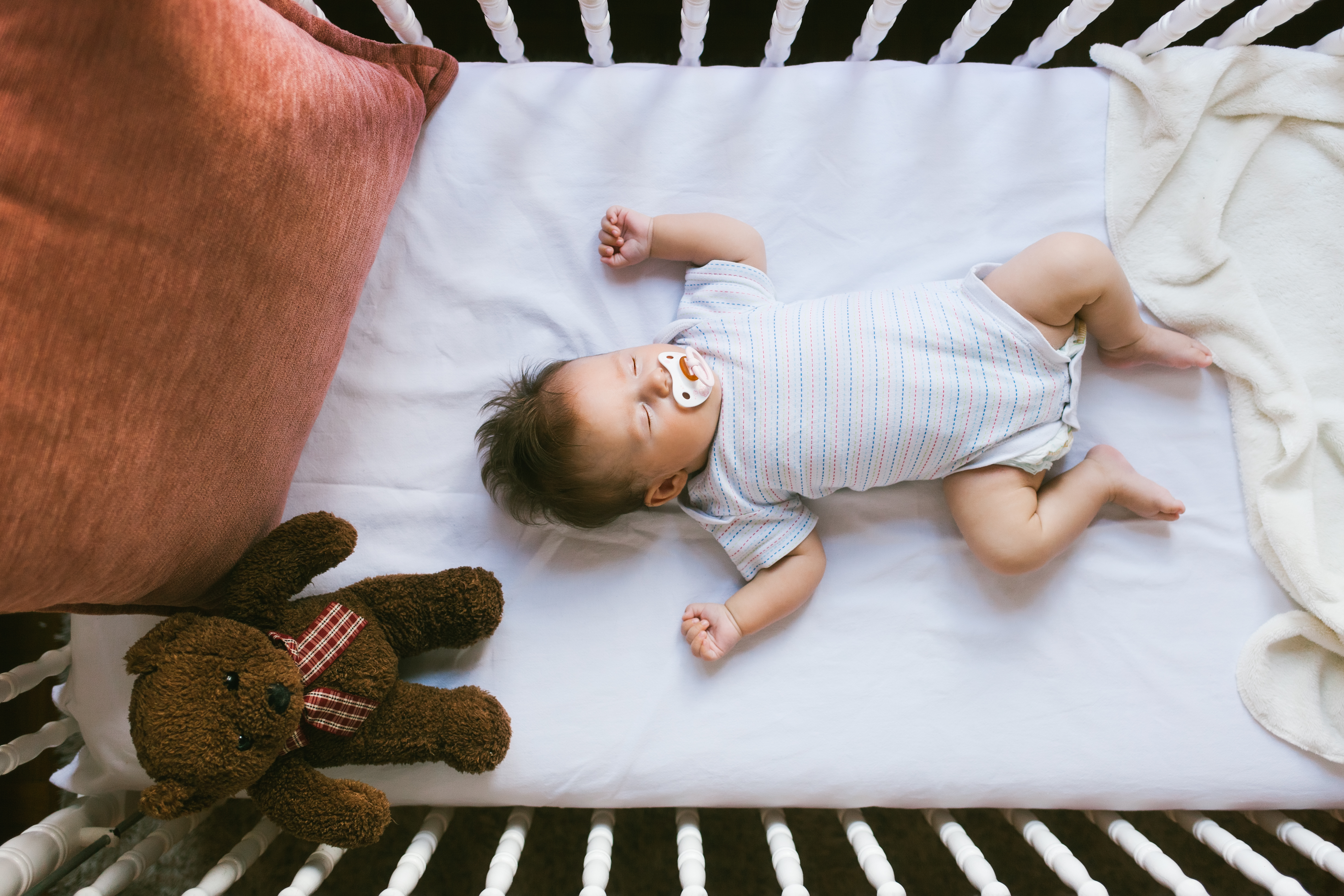 Nouveau-né dormant dans un berceau | Source : Shutterstock