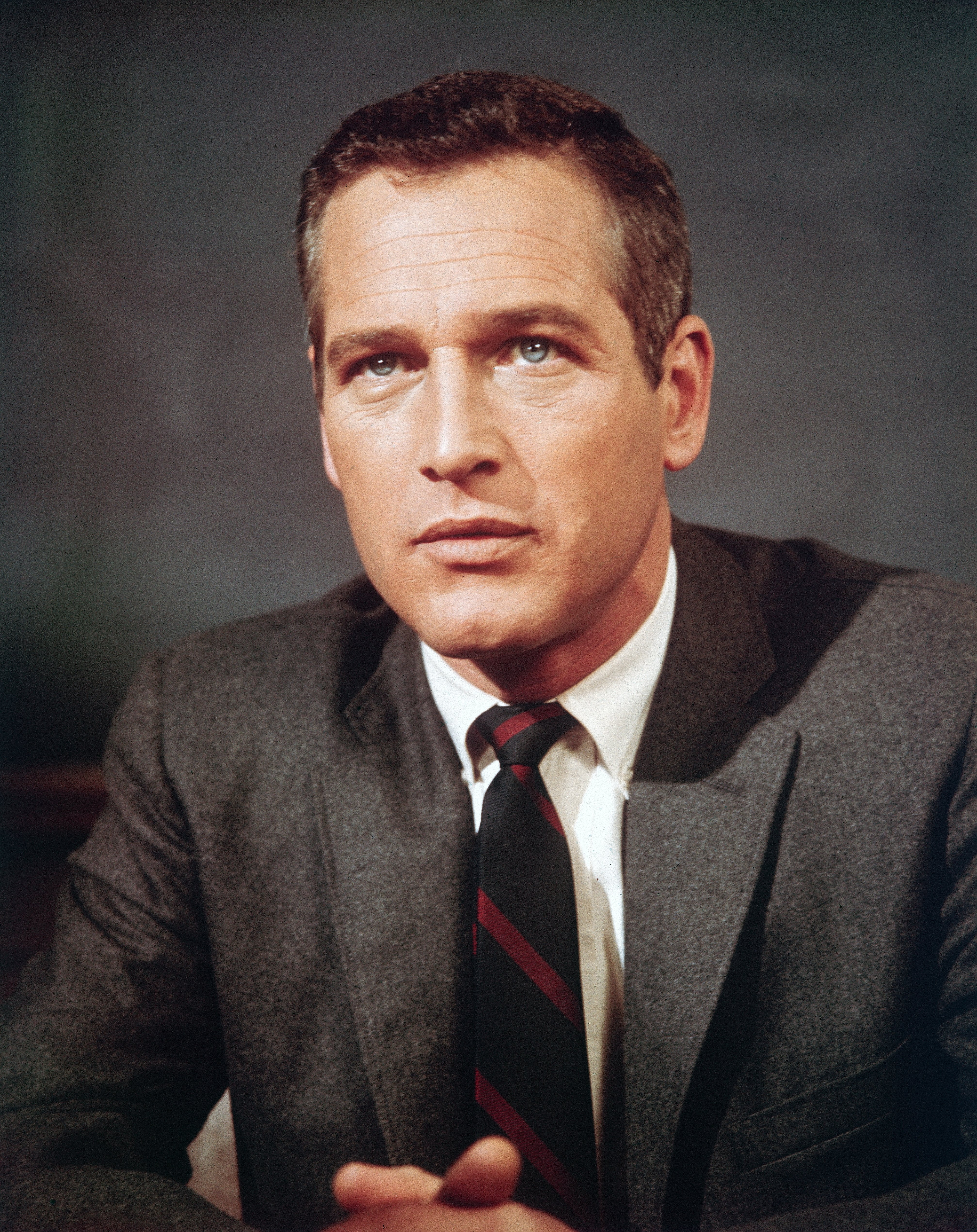 Sur la photo : Paul Newman pose en veste et cravate en 1965 | Photo : Getty Images