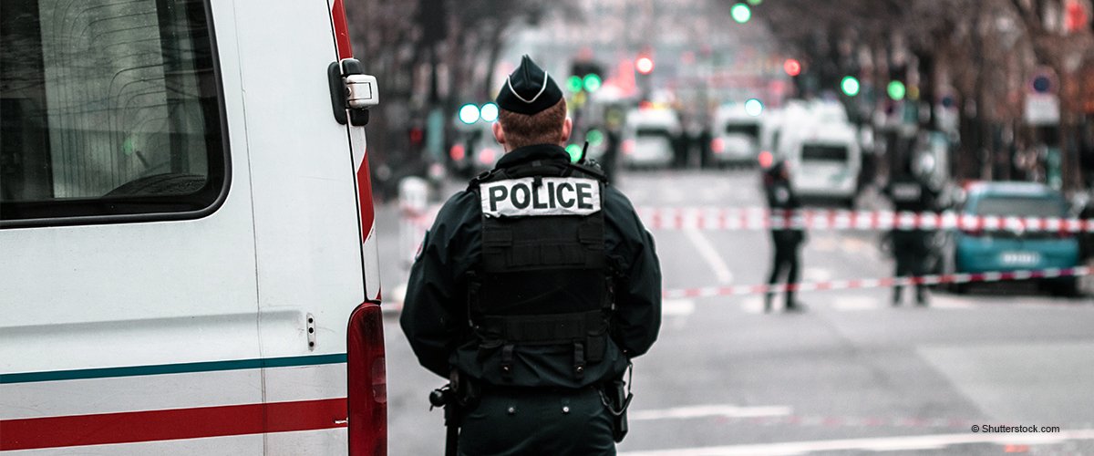 À Paris, un policier a été surpris en train de ranger des maillots du PSG dans son sac lors des manifestations (vidéo)