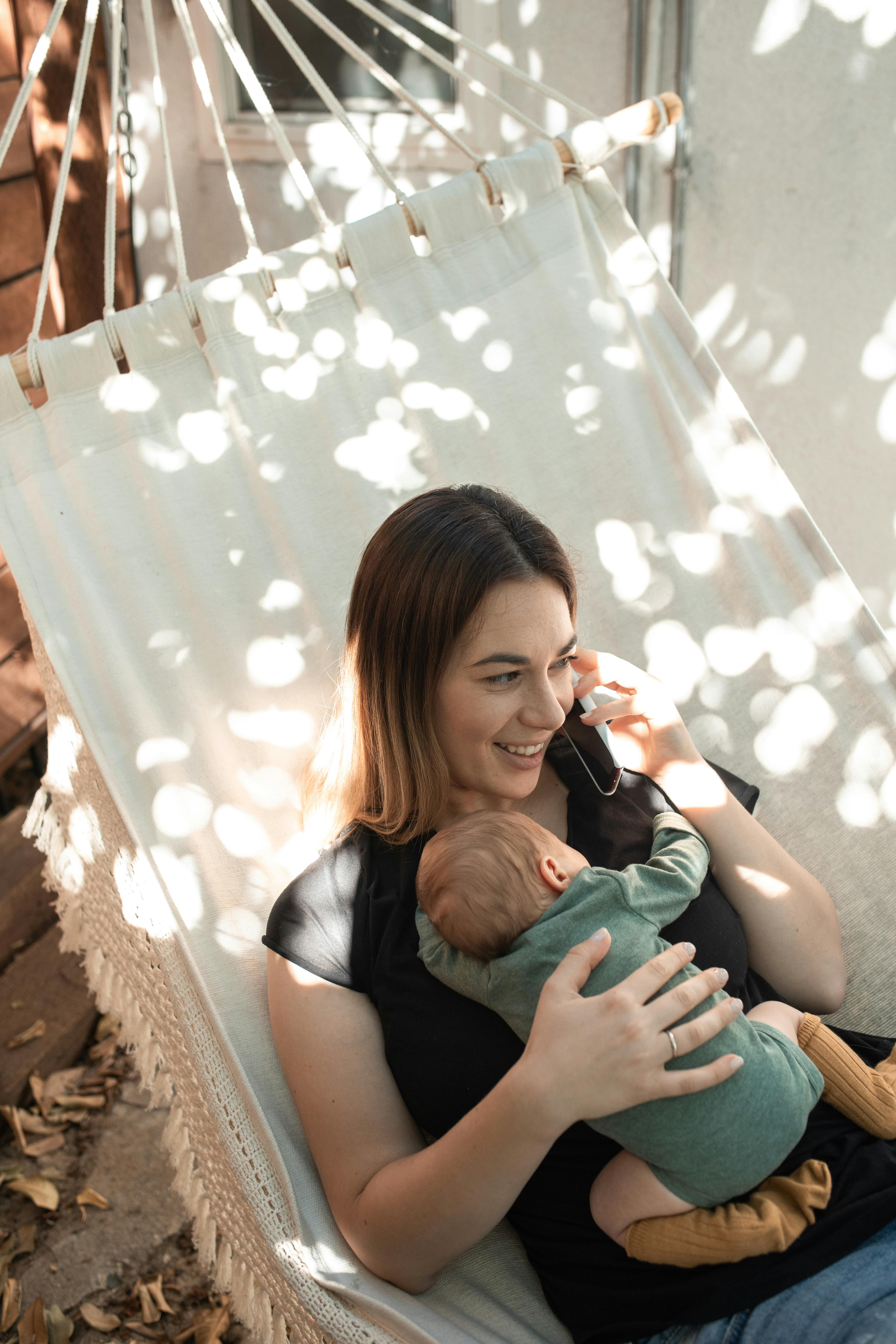 Une femme heureuse avec son bébé | Source : Pexels