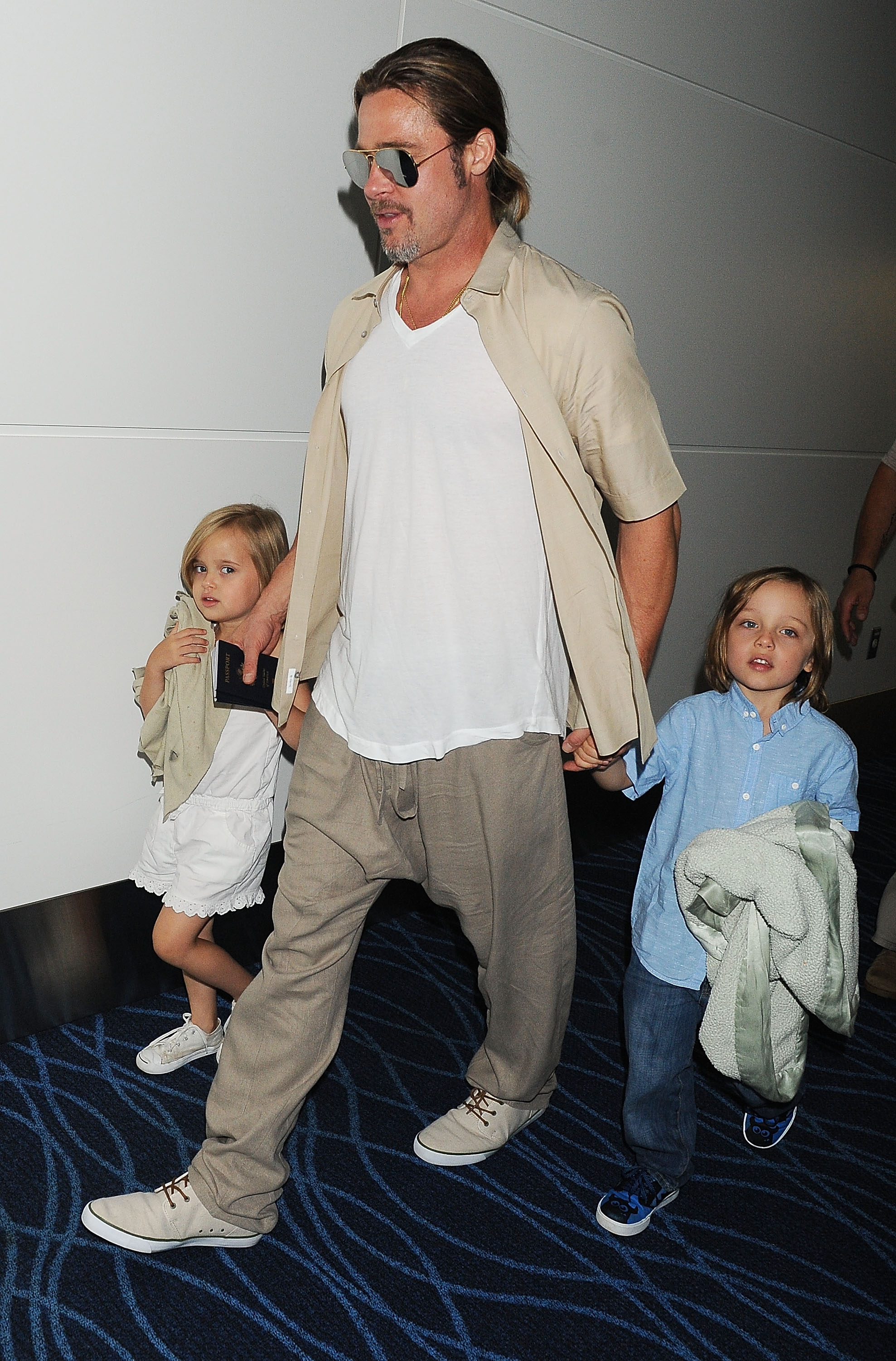 Brad Pitt, Knox Jolie-Pitt et Vivienne Jolie-Pitt vus à Tokyo, au Japon, le 30 juillet 2013. | Source : Getty Images