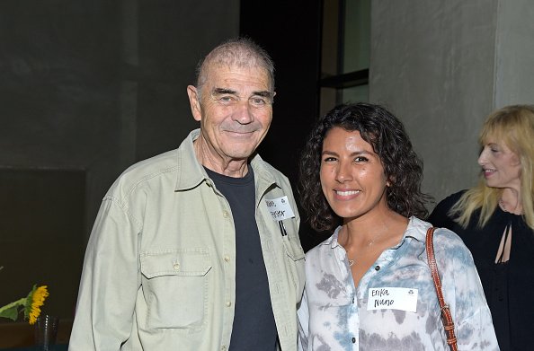 L'acteur Robert Forster et Erika Nuno assistent à une lecture en direct de la comédie classique "Airplane !" pour Treepeople à Coldwater Canyon Park le 07 septembre 2019 à Beverly Hills, Californie. | Photo : Getty Images