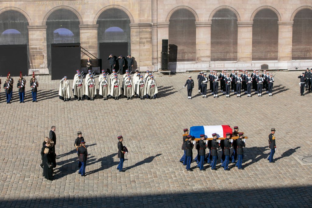 La cérémonie d'hommage à Charles Aznavour dans la cour des Invalides le 5 octobre 2018. l Source : Getty Images