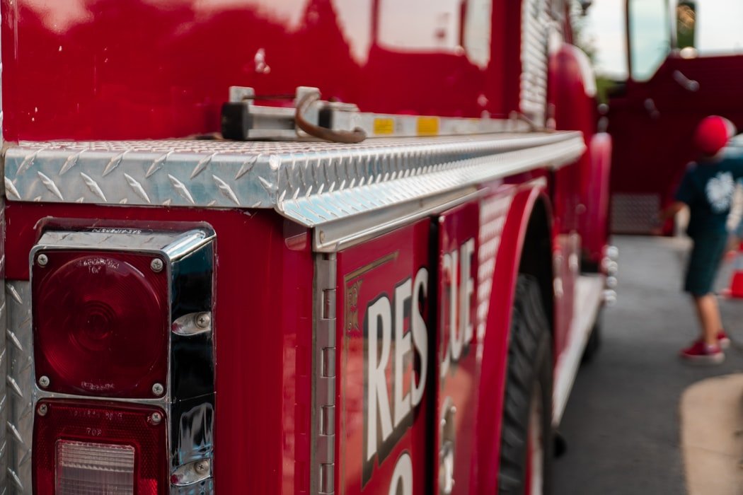 Un tour dans un camion de pompiers | Source : Unsplash