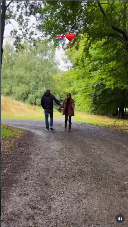 Harry et Meghan ont l'air détendus alors qu'ils se promènent main dans la main dans la campagne verdoyante, offrant l'un des moments les plus intimes de cette escapade britannique de la famille. Cette scène paisible contraste avec l'effervescence qui a suivi un bref instant un peu plus loin dans la vidéo, quand les spectateurs se sont mis à écouter attentivement Archie. | Source : Instagram/meghan