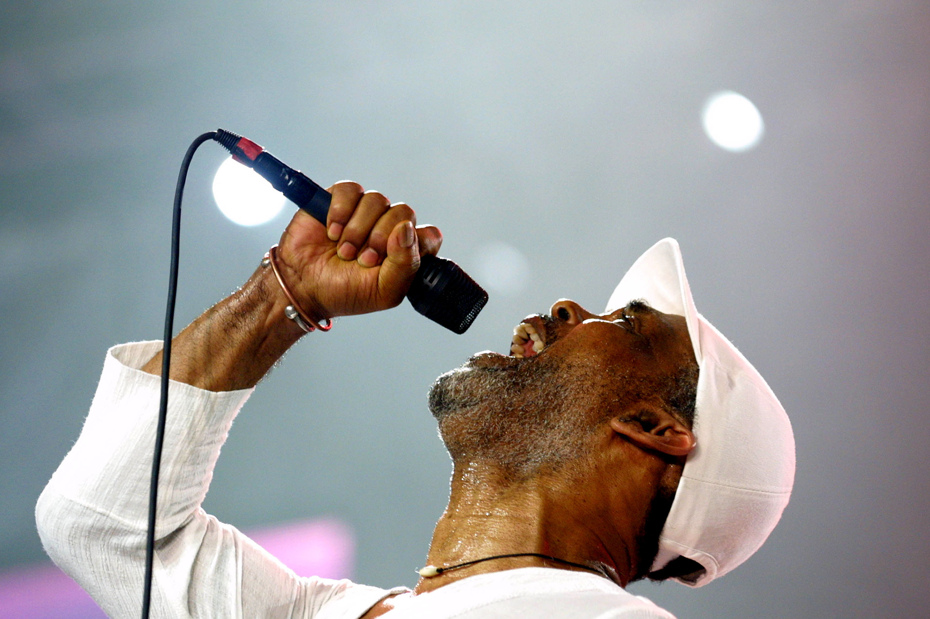 Frankie Beverly de Frankie Beverly and Maze se produit pour clôturer le 10e festival annuel Essence au Superdome de la Nouvelle-Orléans, le 4 juillet 2004 | Source : Getty Images