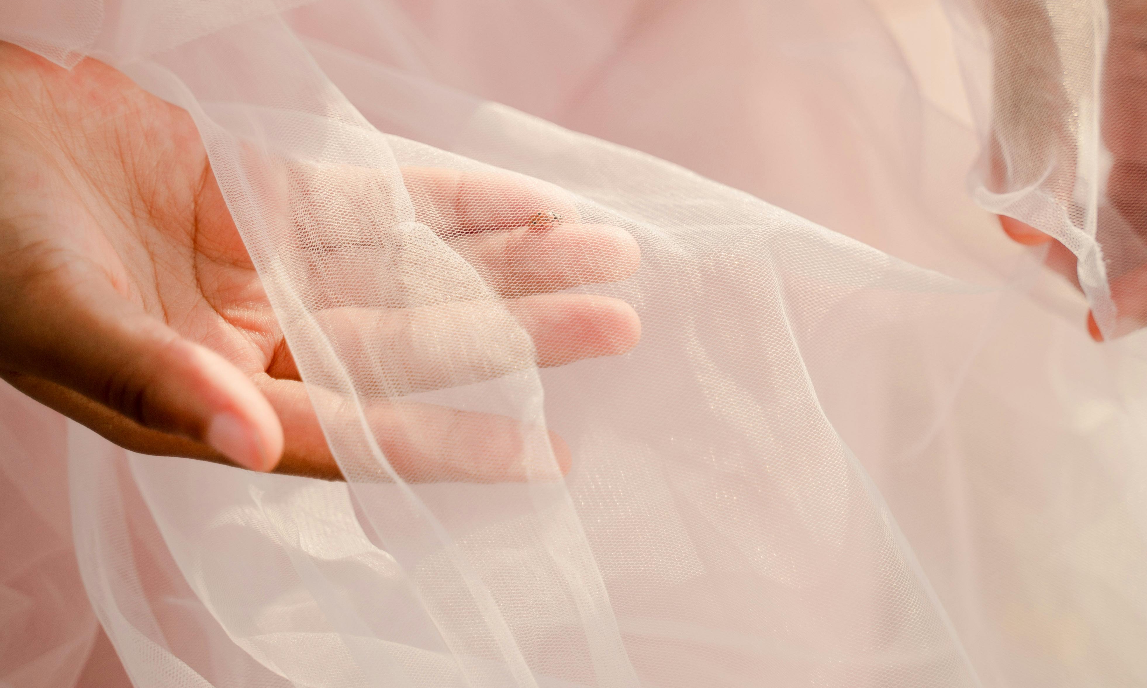 Les robes des demoiselles d'honneur exposant des teintes pastel et des dentelles complexes | Source : Pexels