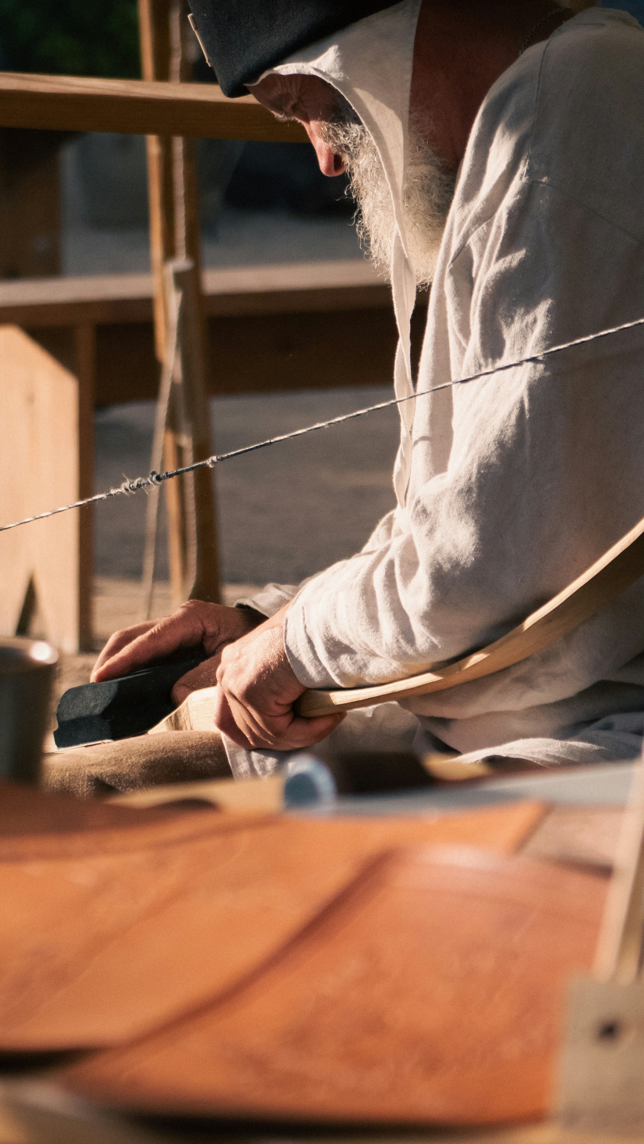 Un homme en train de sculpter du bois | Source : Unsplash