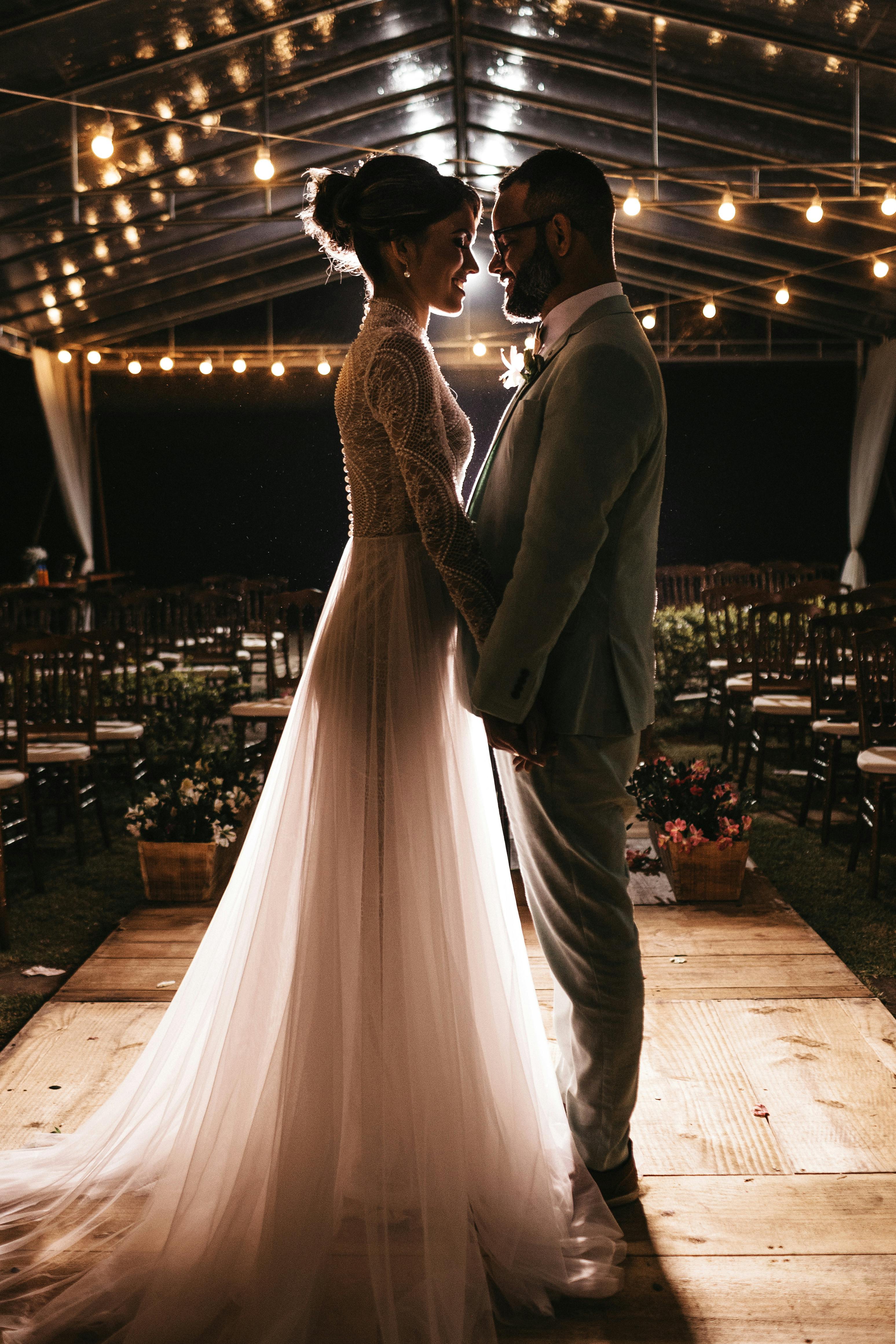 Une mariée et un marié partageant un moment spécial | Source : Pexels