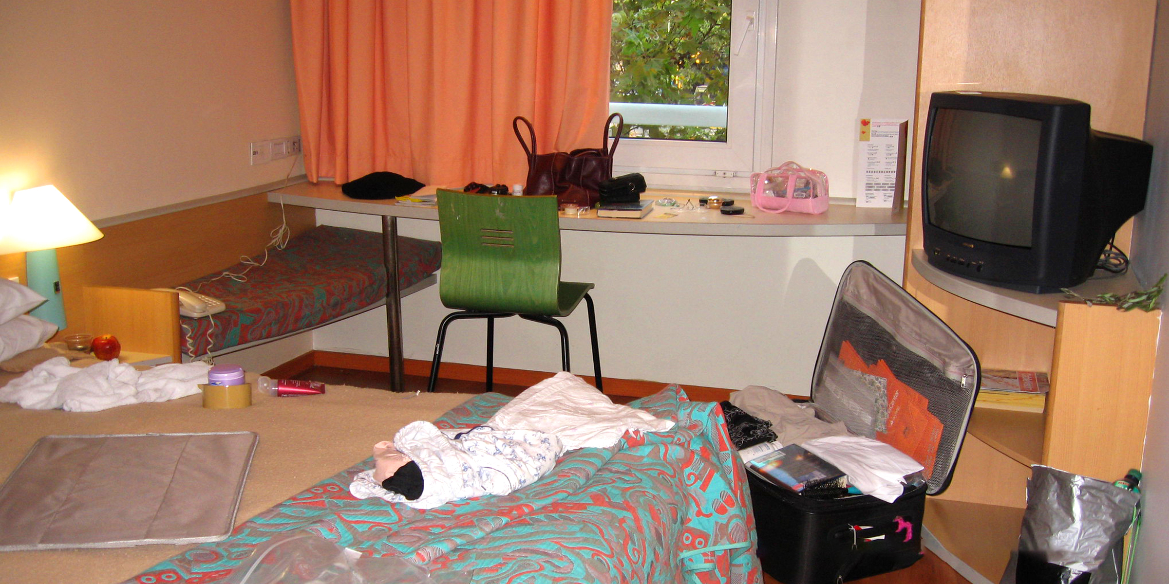 Une chambre d'hôtel en désordre | Source : Flickr