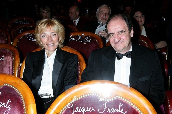 Pierre Lescure et son épouse, aux Folies Bergères à Paris, France, le 28 avril 2008. | Photo : Getty Images