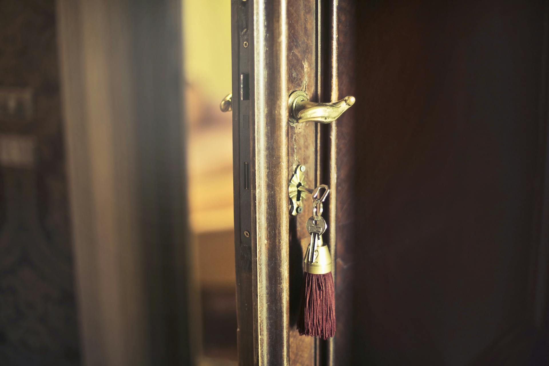 Une clé suspendue à une porte | Source : Pexels