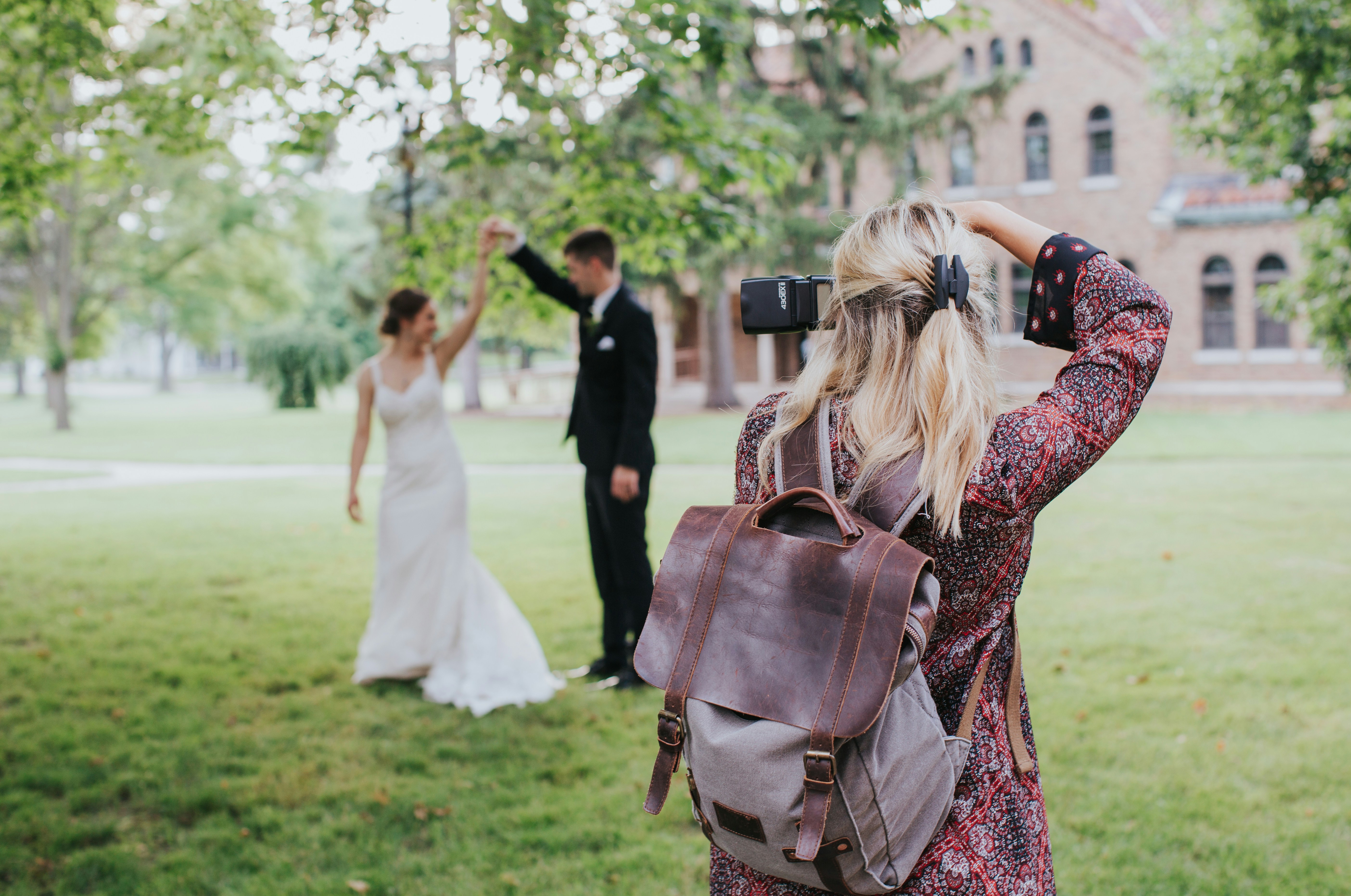 Un couple pose pour un photographe de mariage | Source : Unsplash