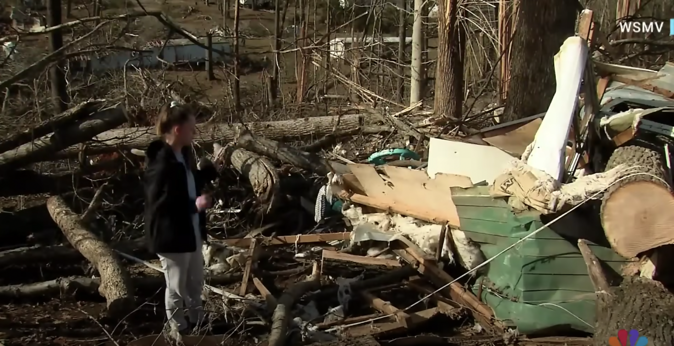 Sydney Moore près des décombres, dans une vidéo datée du 16 décembre 2023 | Source : youtube.com/NBC News
