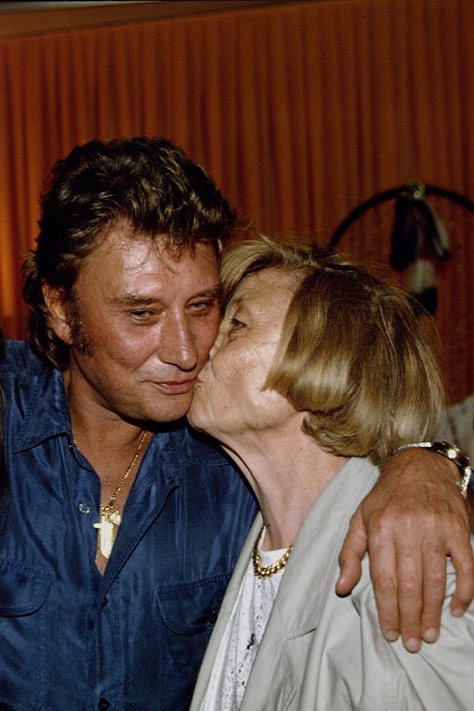 Premier concert anniversaire de Johnny Hallyday - Johnny dans sa loge avec sa mère Huguette Galmich. . І Source : Getty Images