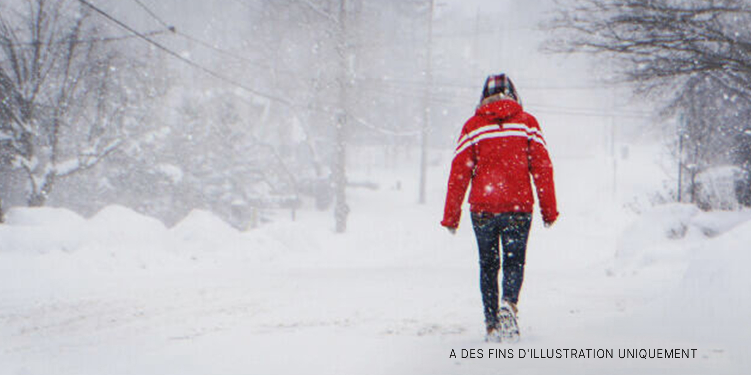 Femme marchant sur la neige | Source : Getty Images