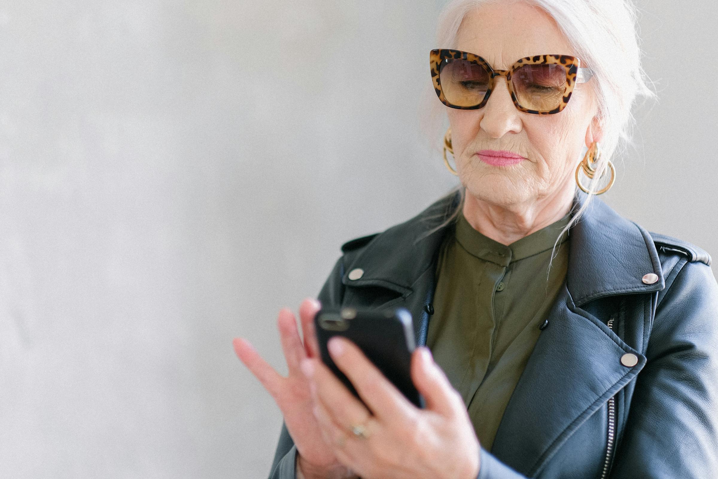 Une femme âgée utilisant le téléphone | Source : Pexels