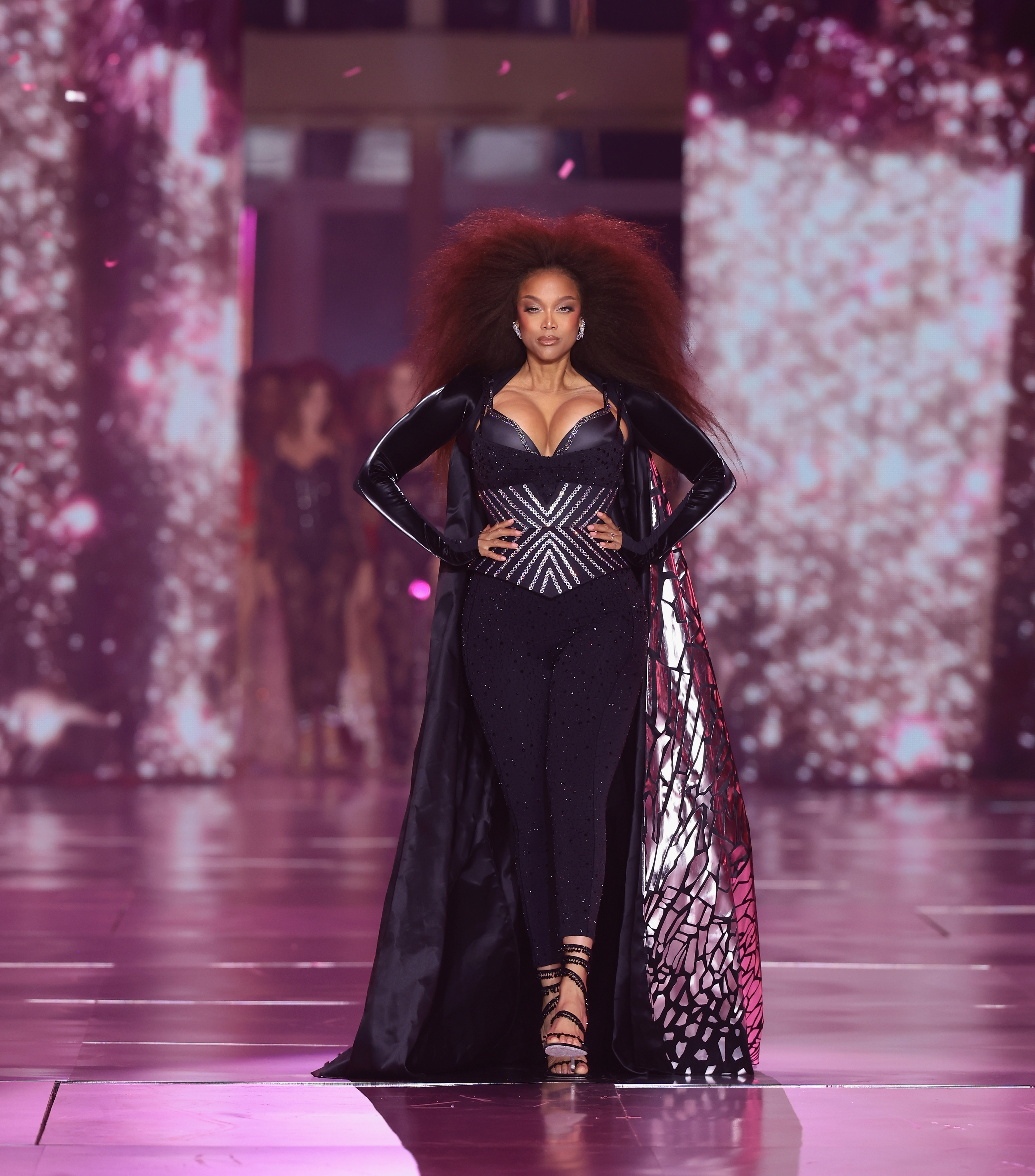 Tyra Banks marche sur la piste pour le défilé de mode 2024 de Victoria's Secret à New York le 15 octobre 2024 | Source : Getty Images