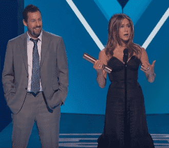 Jennifer Aniston et Adam Sandler sur scène aux People's Choice Awards 2019. | Source : YouTube / E ! Tapis rouge et remise de prix